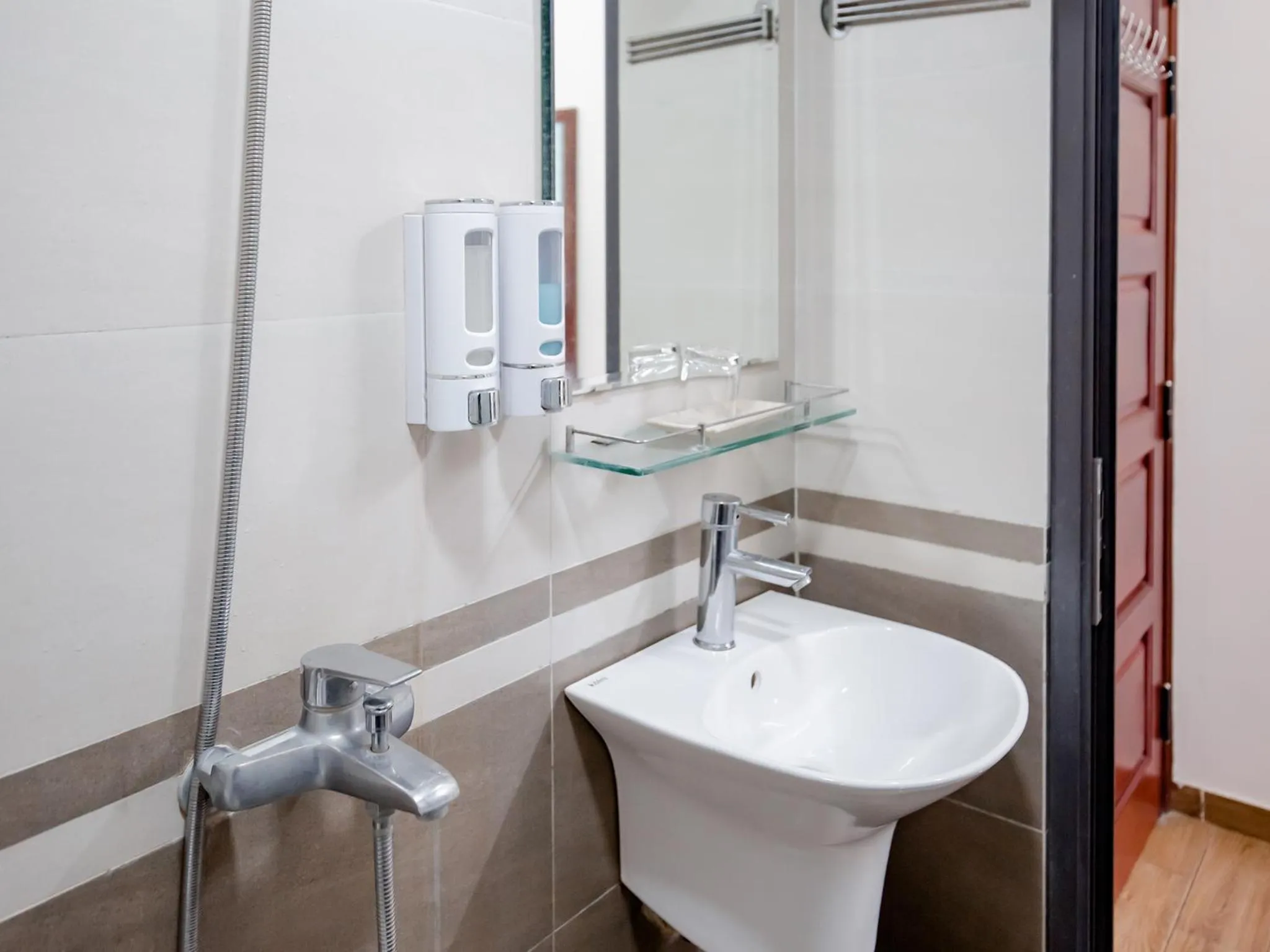 Shower in Phuong Nam Luxury Hotel Long Bien