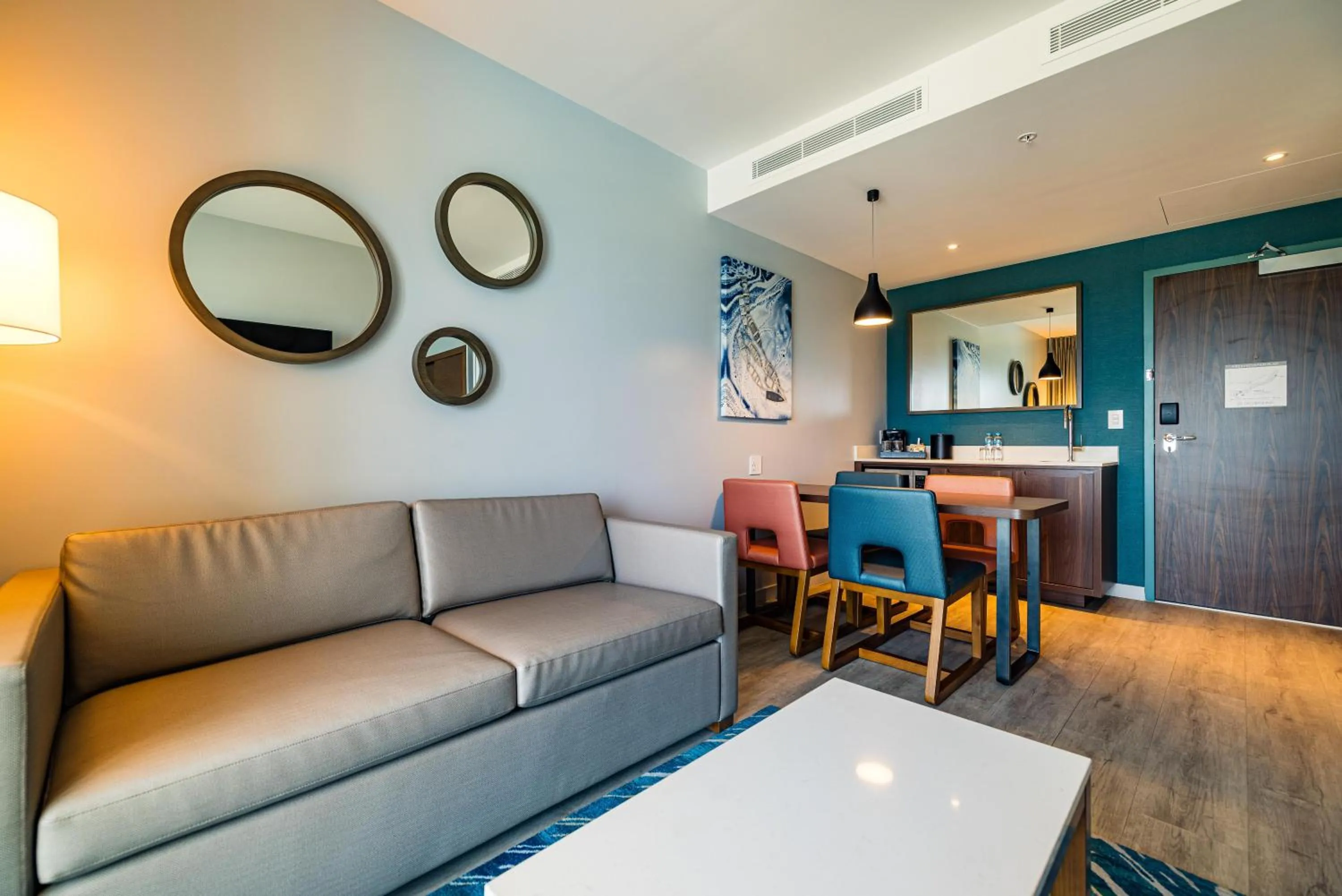 Living room in Embassy Suites By Hilton Aruba Beach Resort