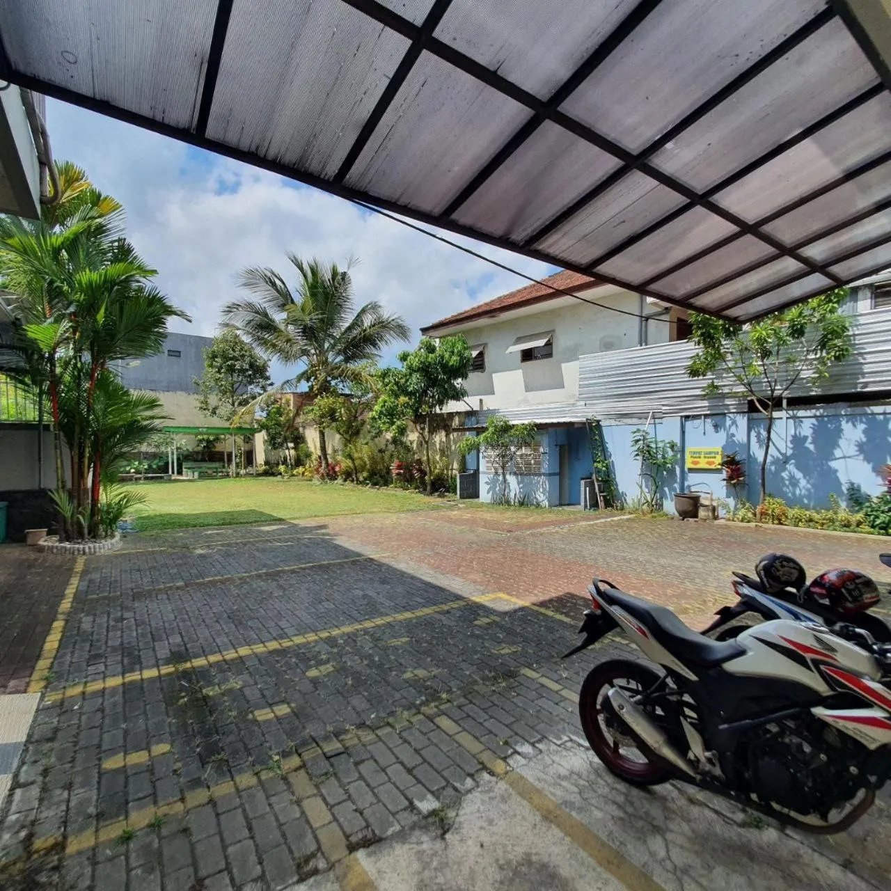 Parking in Candi Panggung Family Guest House Syariah