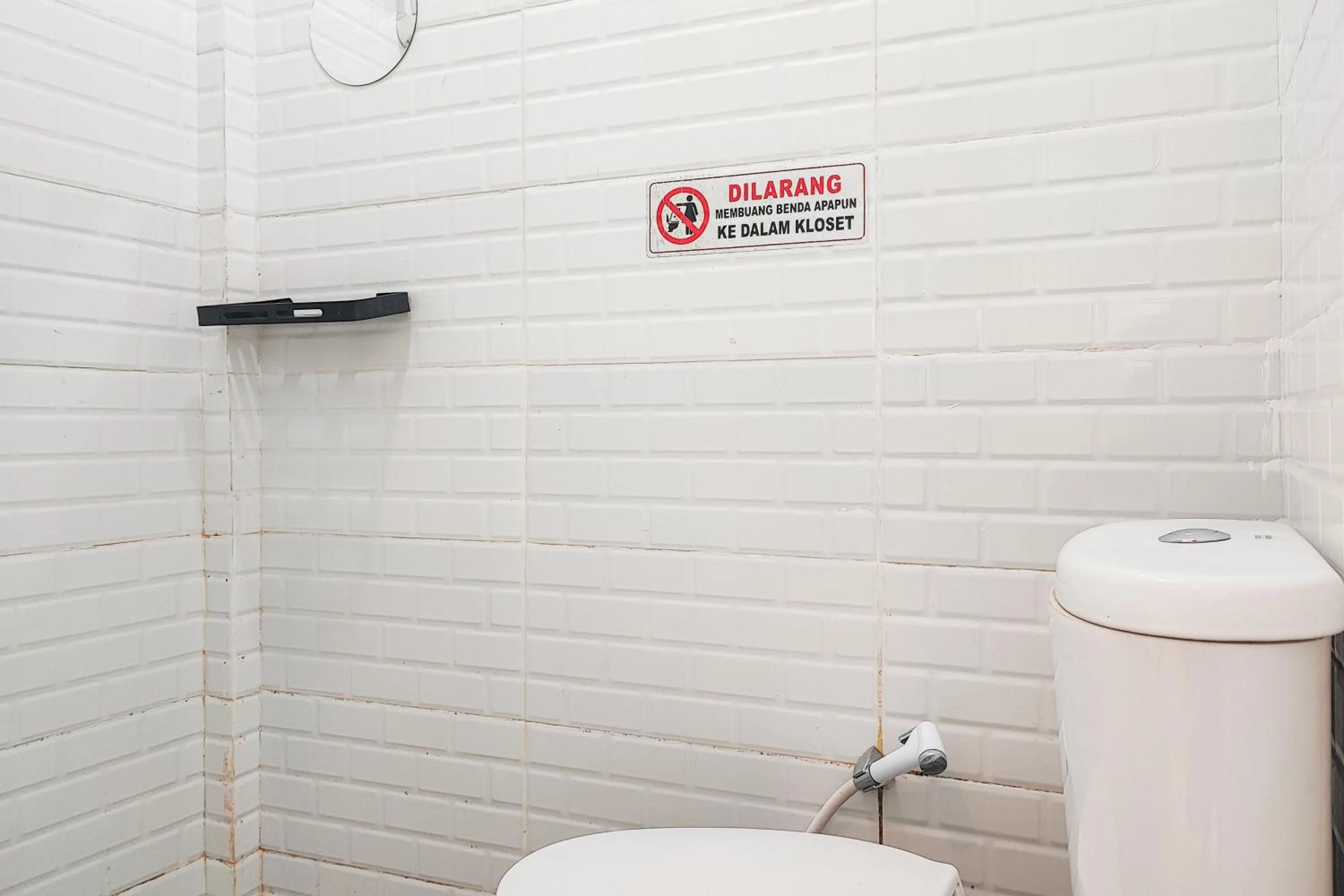 Bathroom in Urbanview Hotel Syariah at Waskita Residence Telanaipura