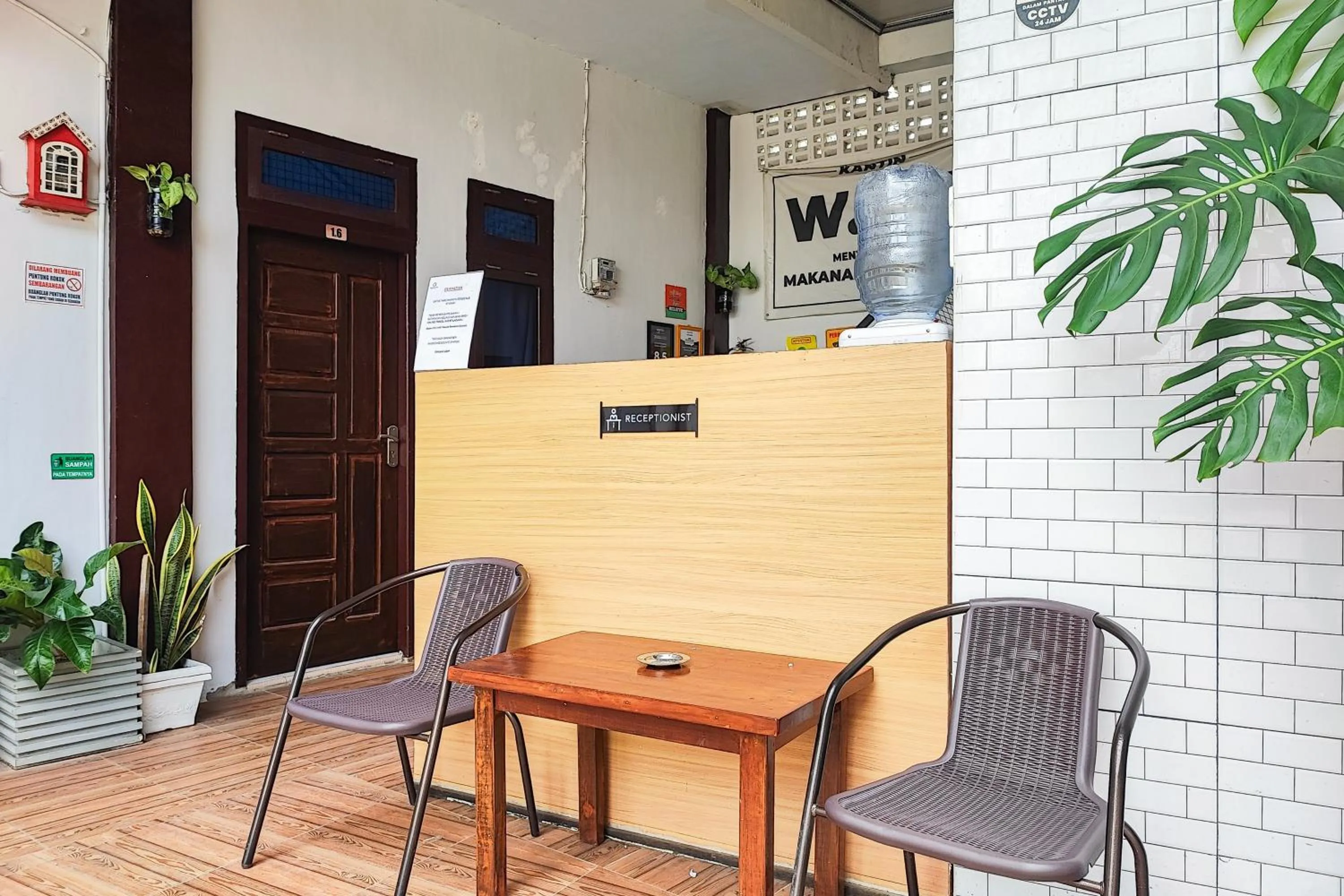 Seating area in Urbanview Hotel Syariah at Waskita Residence Telanaipura