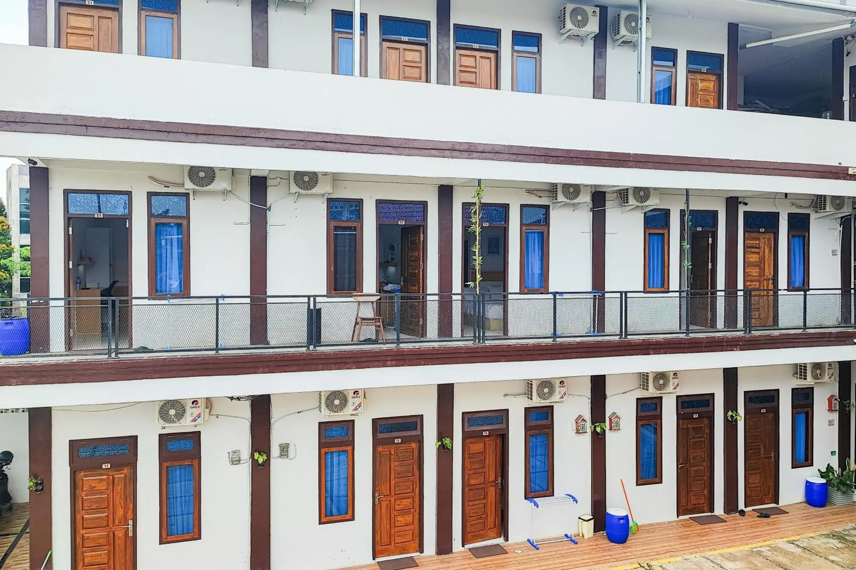 Facade/entrance in Urbanview Hotel Syariah at Waskita Residence Telanaipura Facade/entrance in Urbanview Hotel Syariah at Waskita Residence Telanaipura