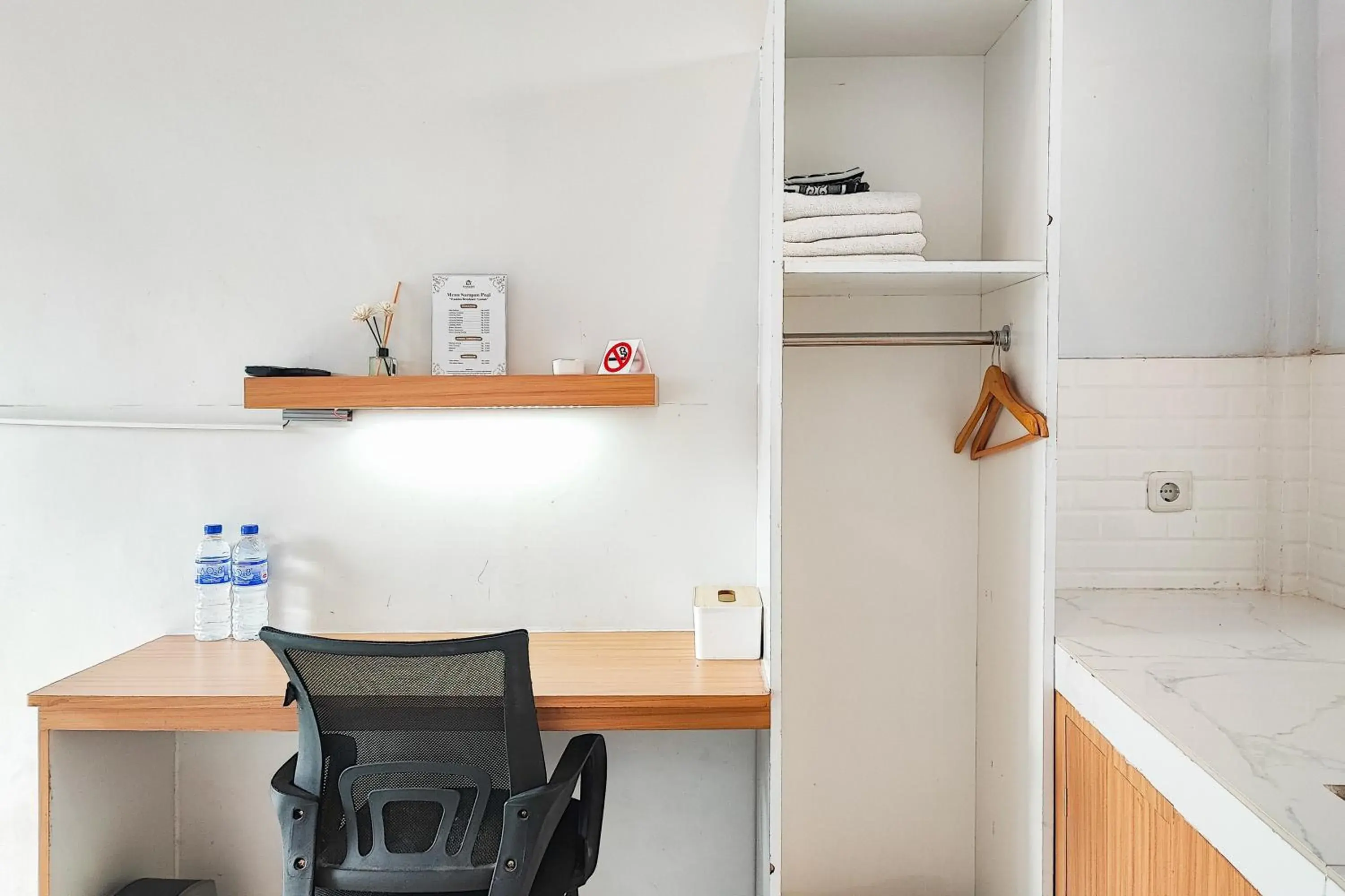 Seating area in Urbanview Hotel Syariah at Waskita Residence Telanaipura Seating area in Urbanview Hotel Syariah at Waskita Residence Telanaipura