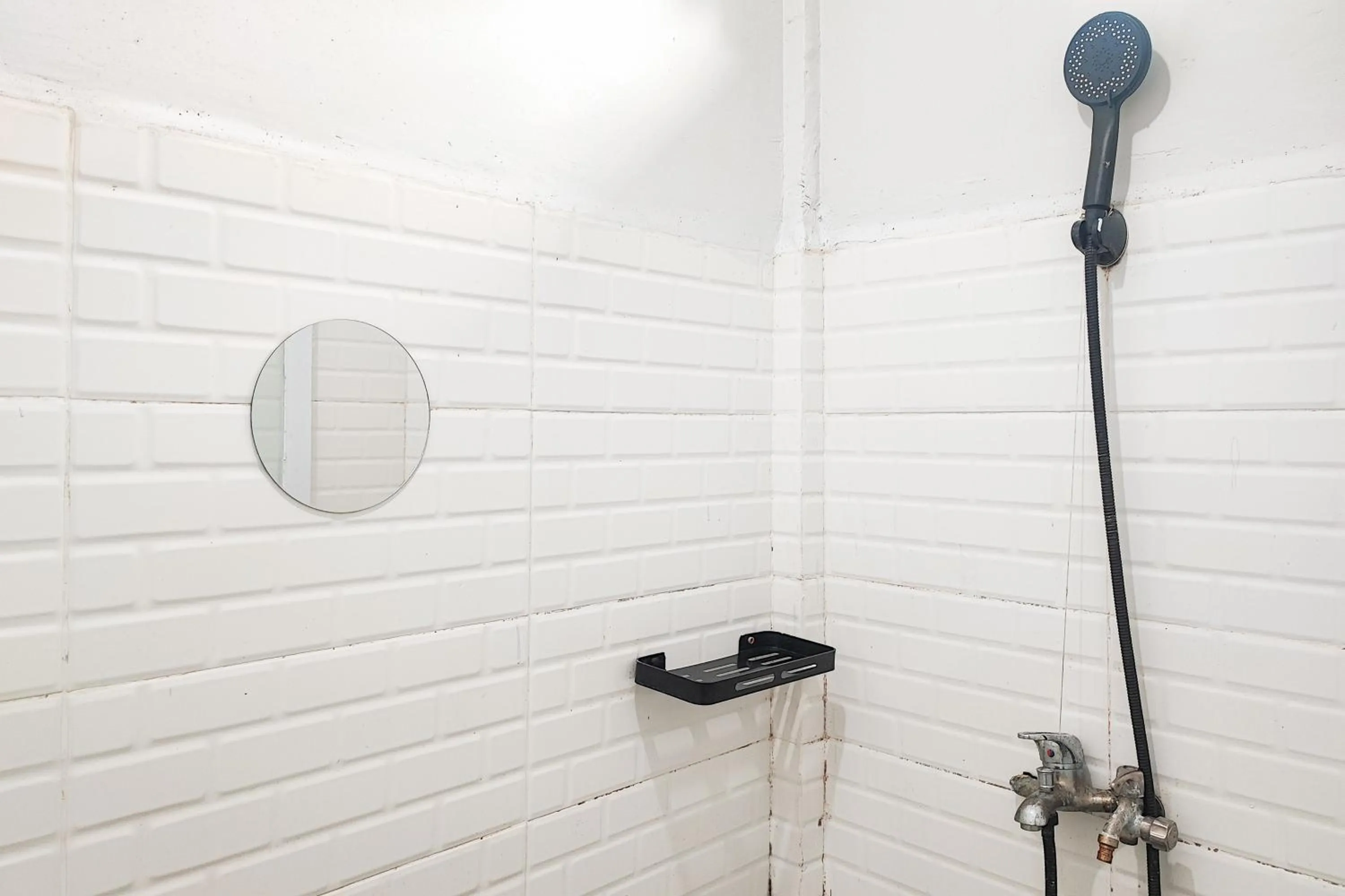 Bathroom in Urbanview Hotel Syariah at Waskita Residence Telanaipura