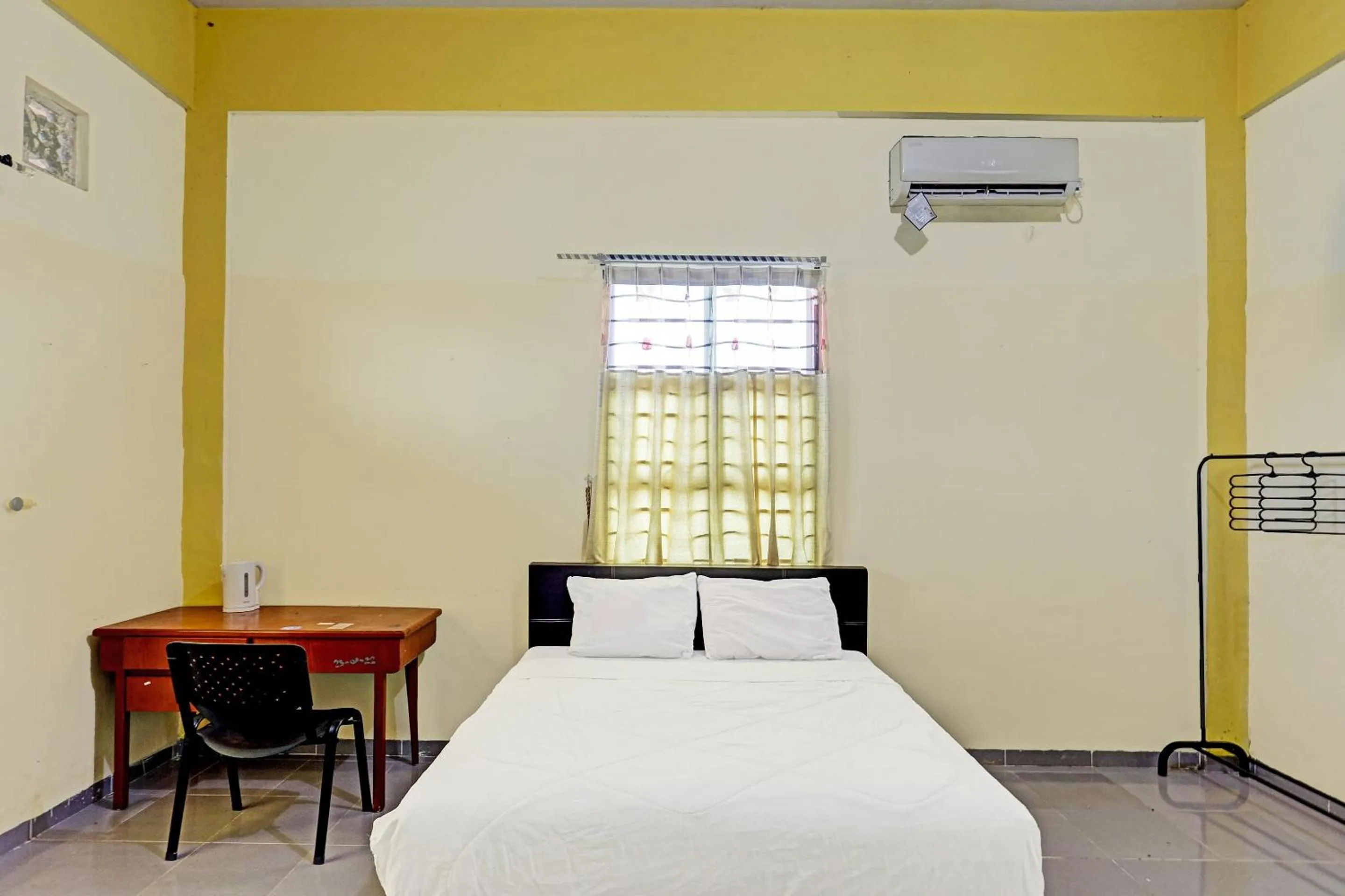 Bedroom, Bed in Collection O 91499 John Lebron House