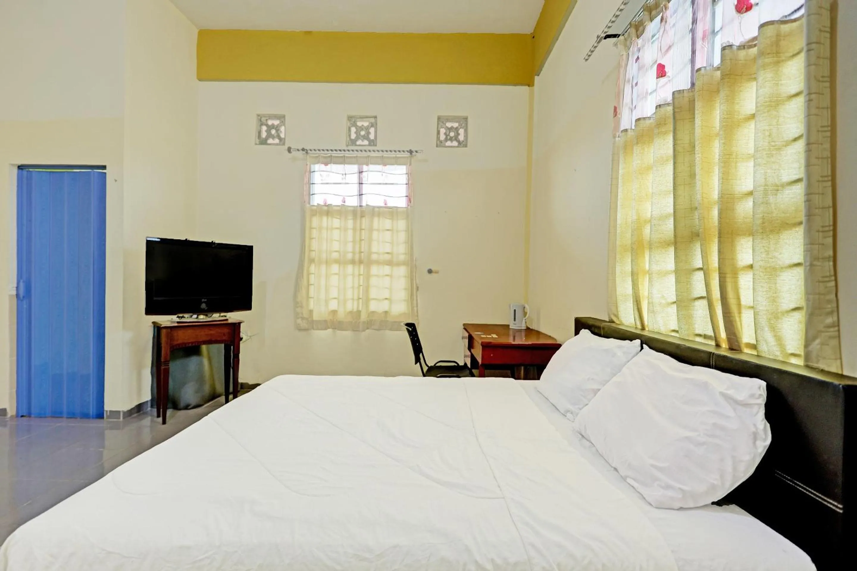 Bedroom, Bed in Collection O 91499 John Lebron House