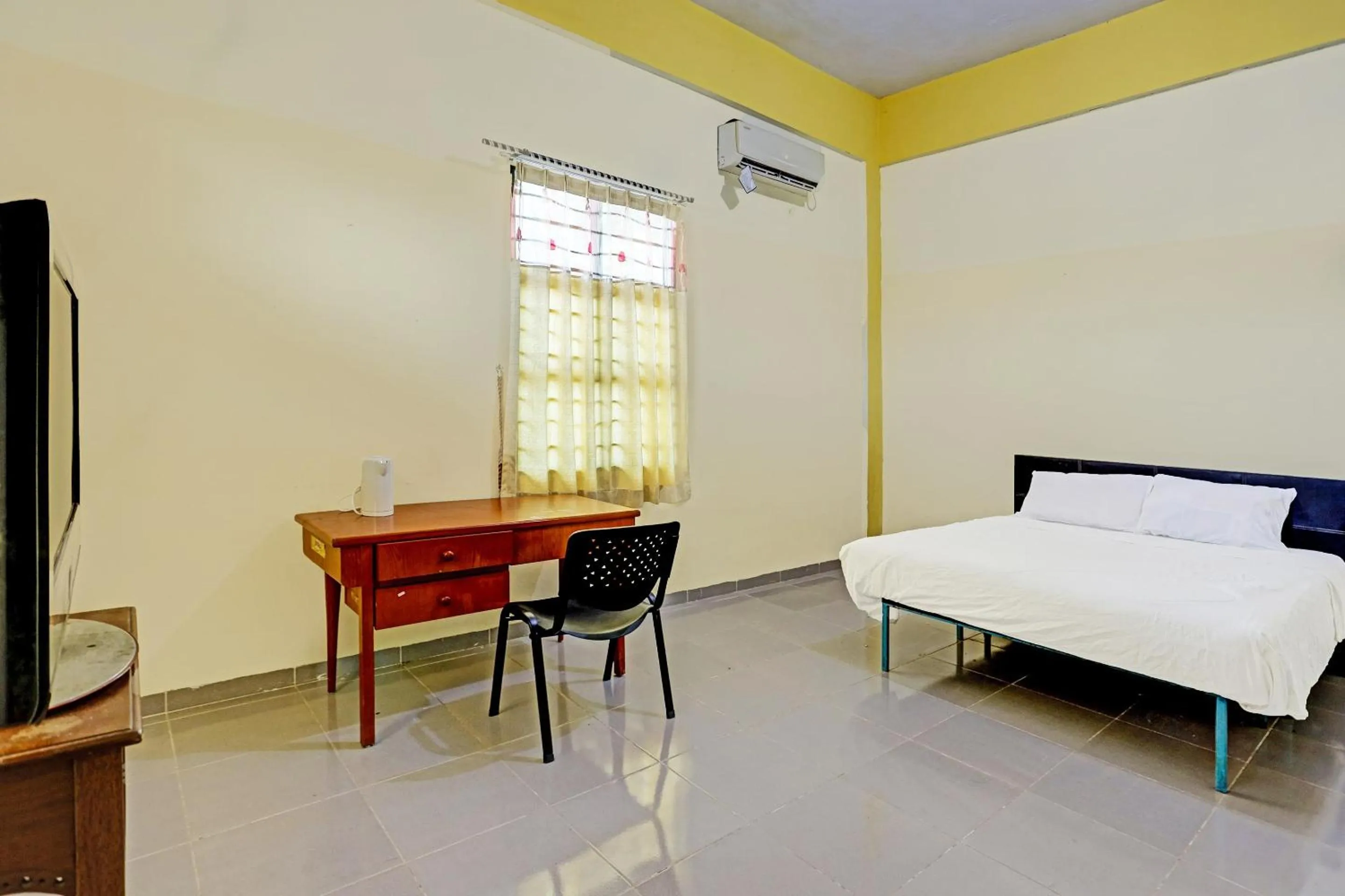 Bedroom, Bed in Collection O 91499 John Lebron House