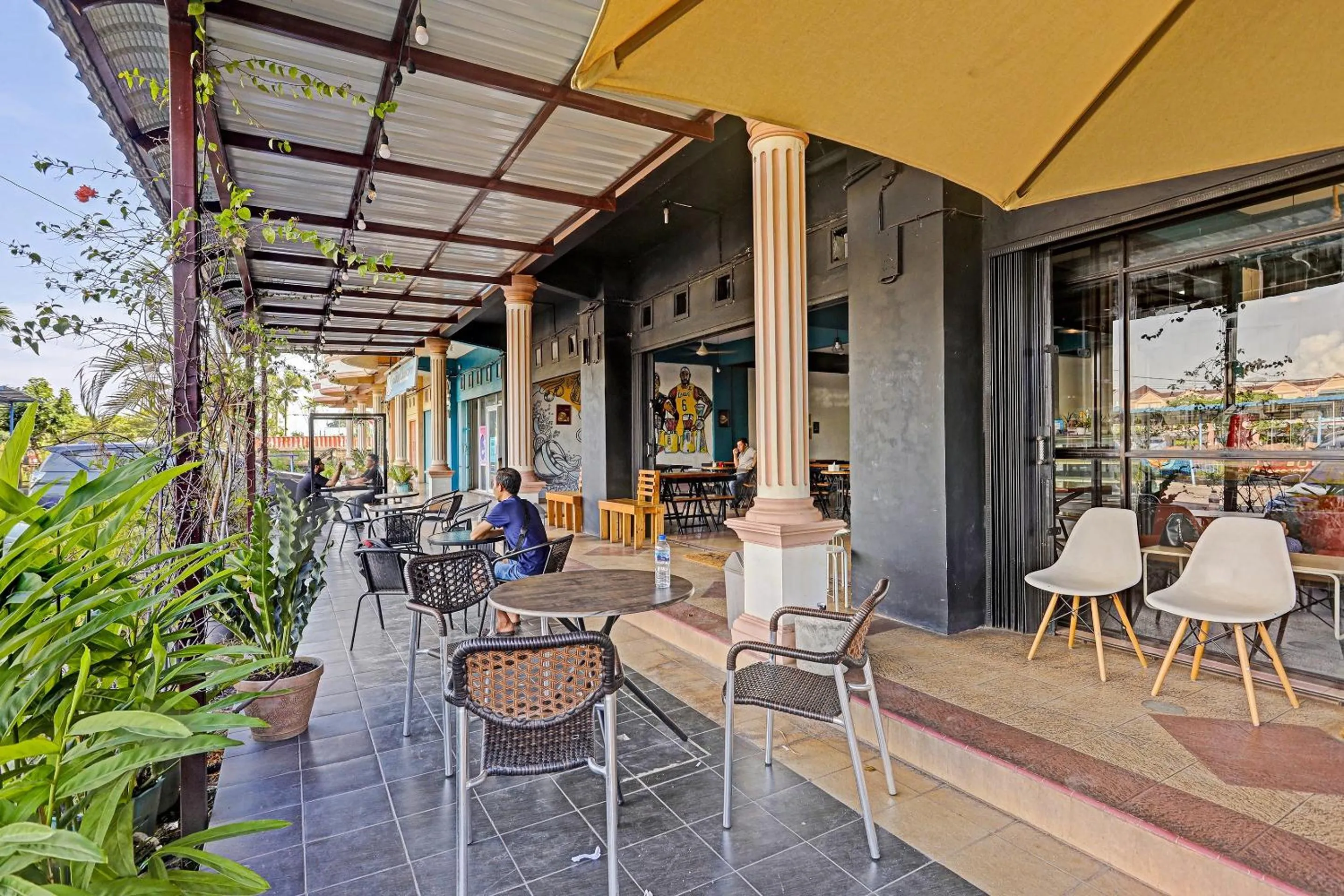 Facade/entrance in Collection O 91499 John Lebron House