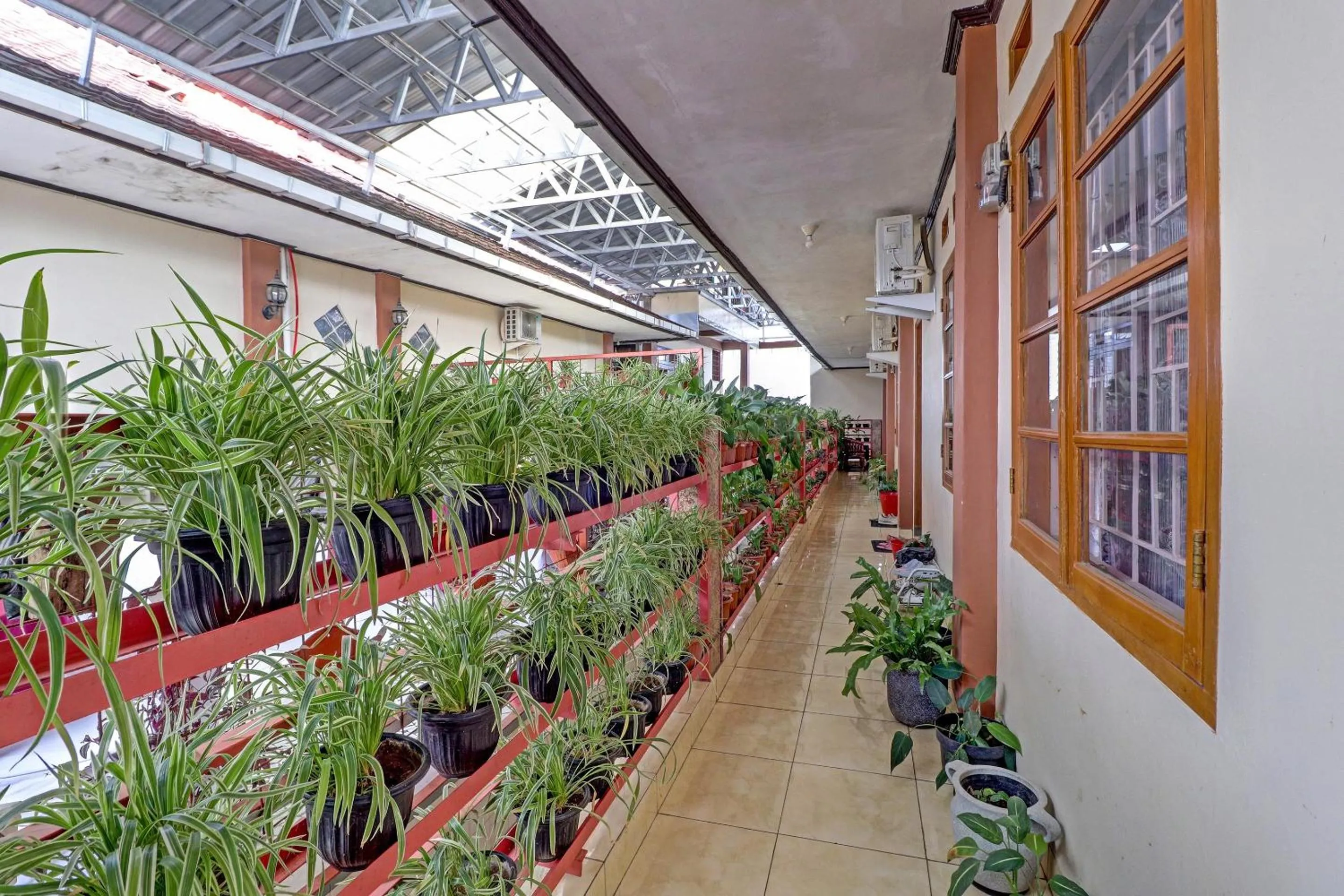 Lobby or reception in OYO Life 91480 Putridapisa Syariah