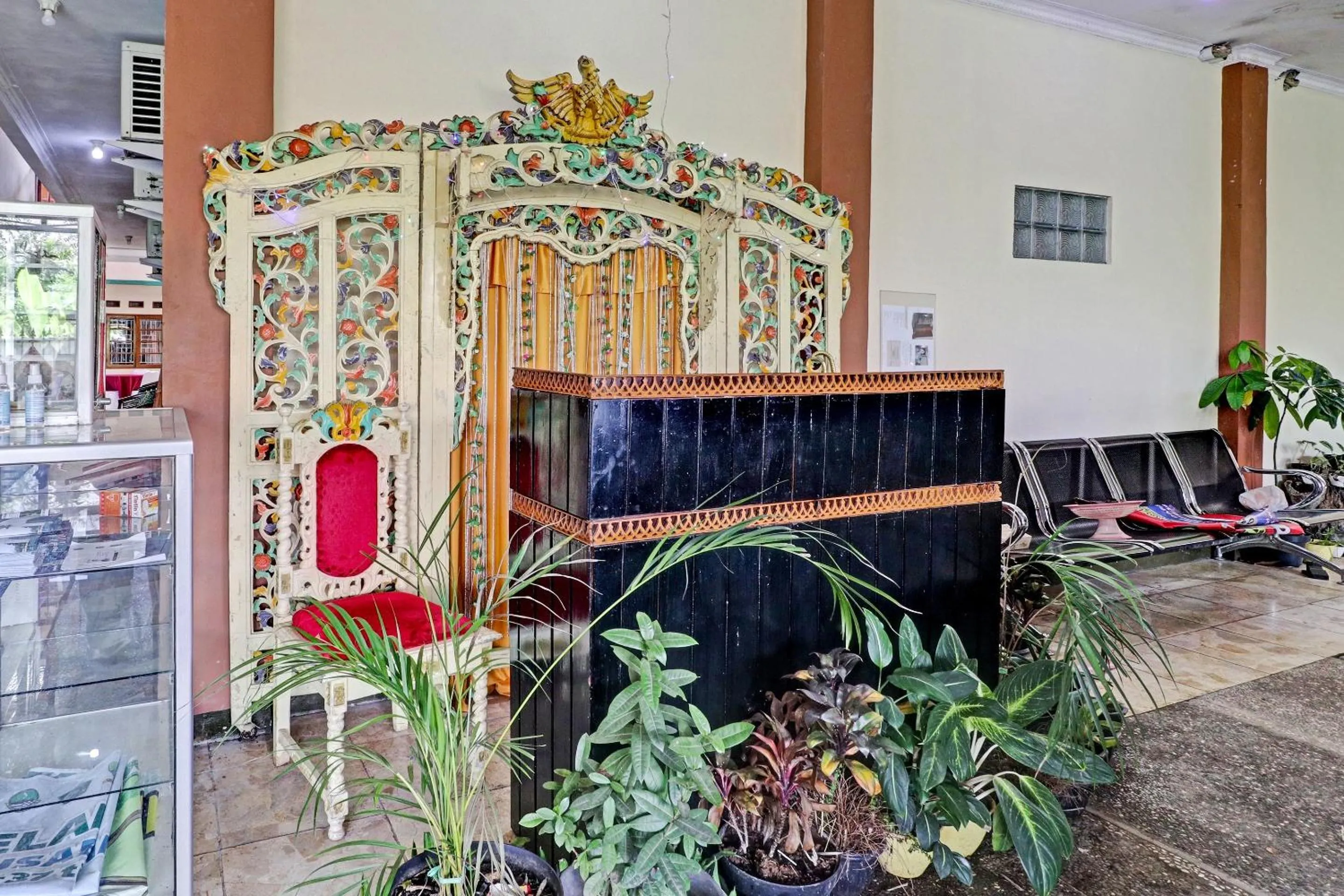 Lobby or reception in OYO Life 91480 Putridapisa Syariah