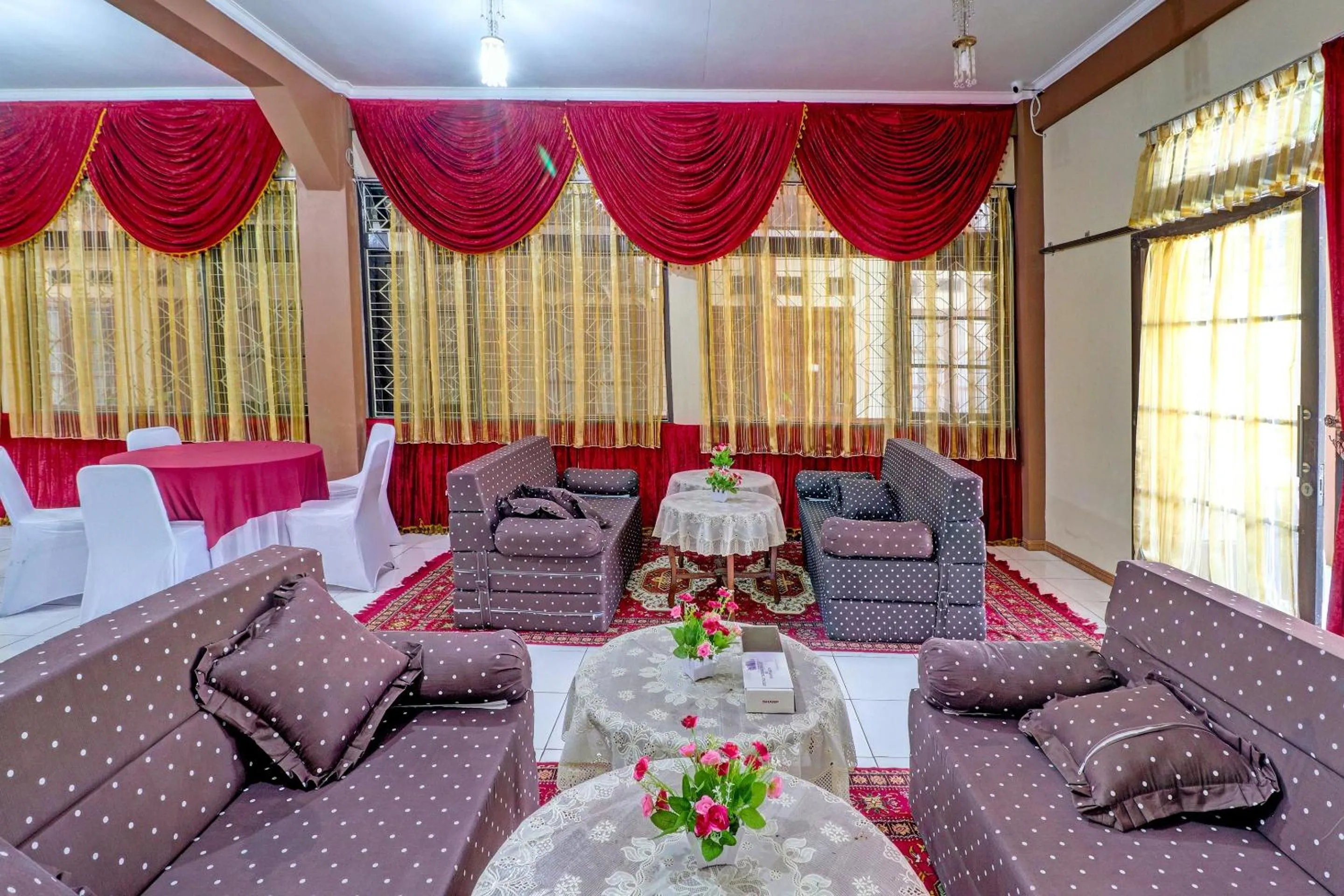 Lobby or reception in OYO Life 91480 Putridapisa Syariah