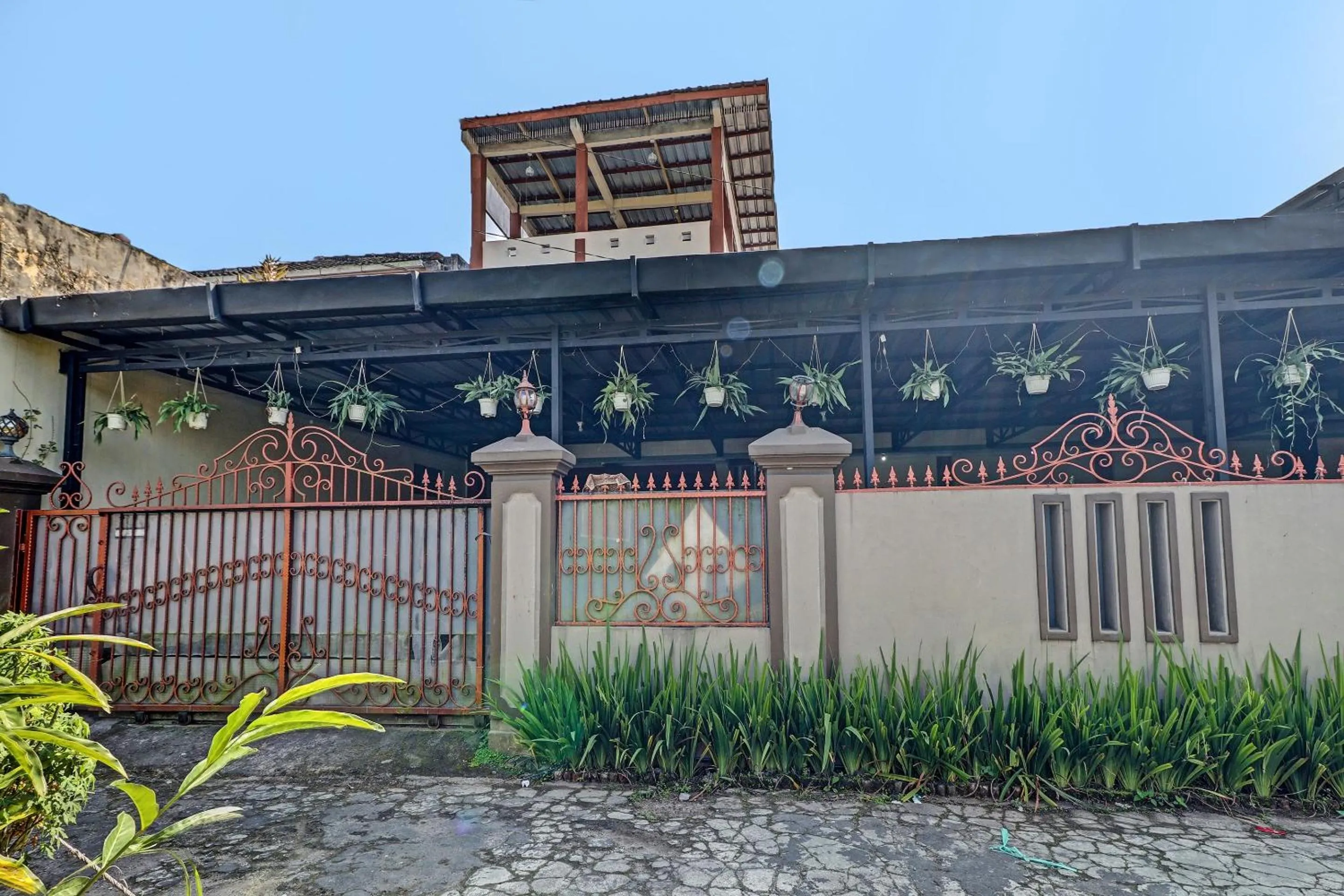 Facade/entrance in OYO Life 91480 Putridapisa Syariah