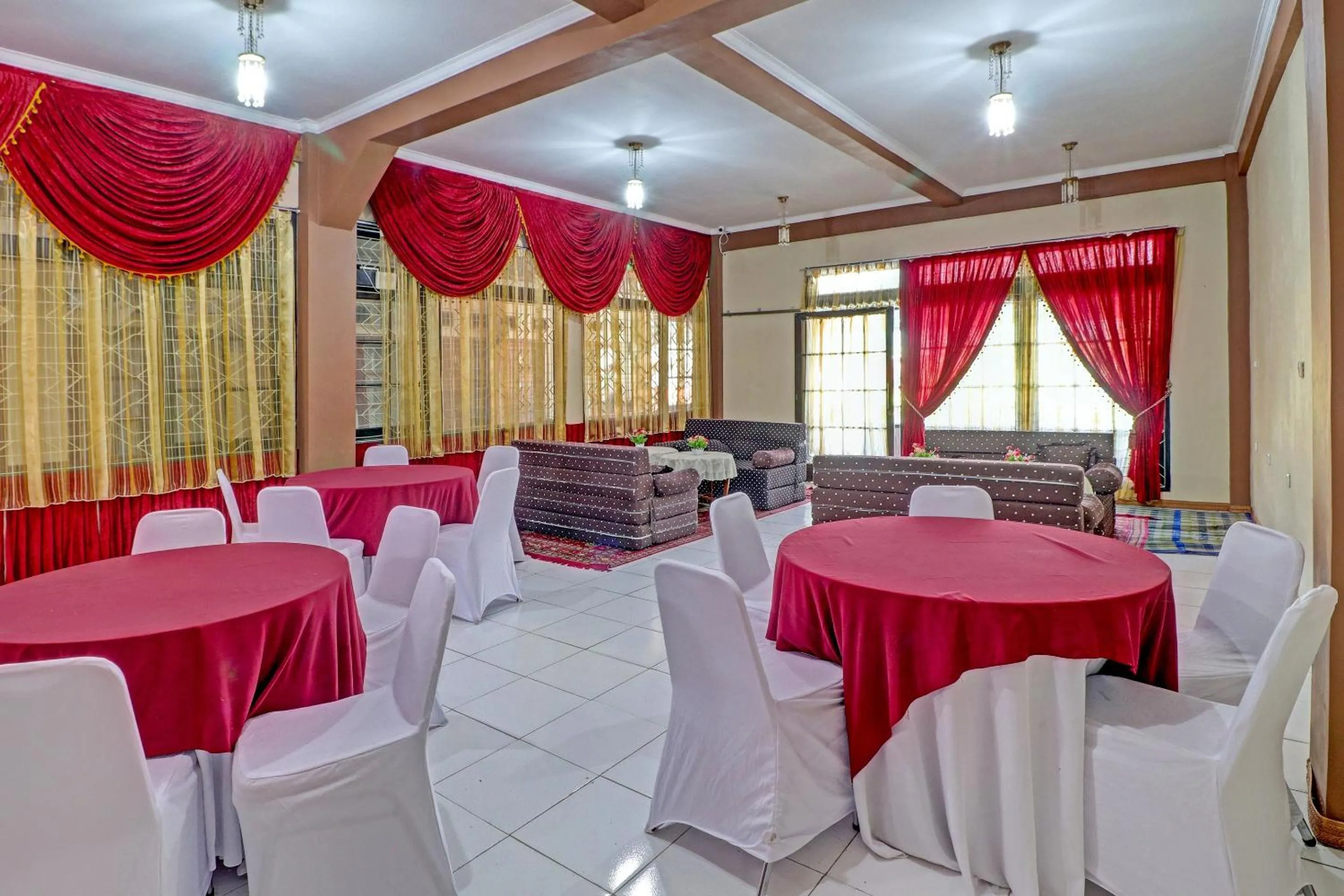 Lobby or reception in OYO Life 91480 Putridapisa Syariah
