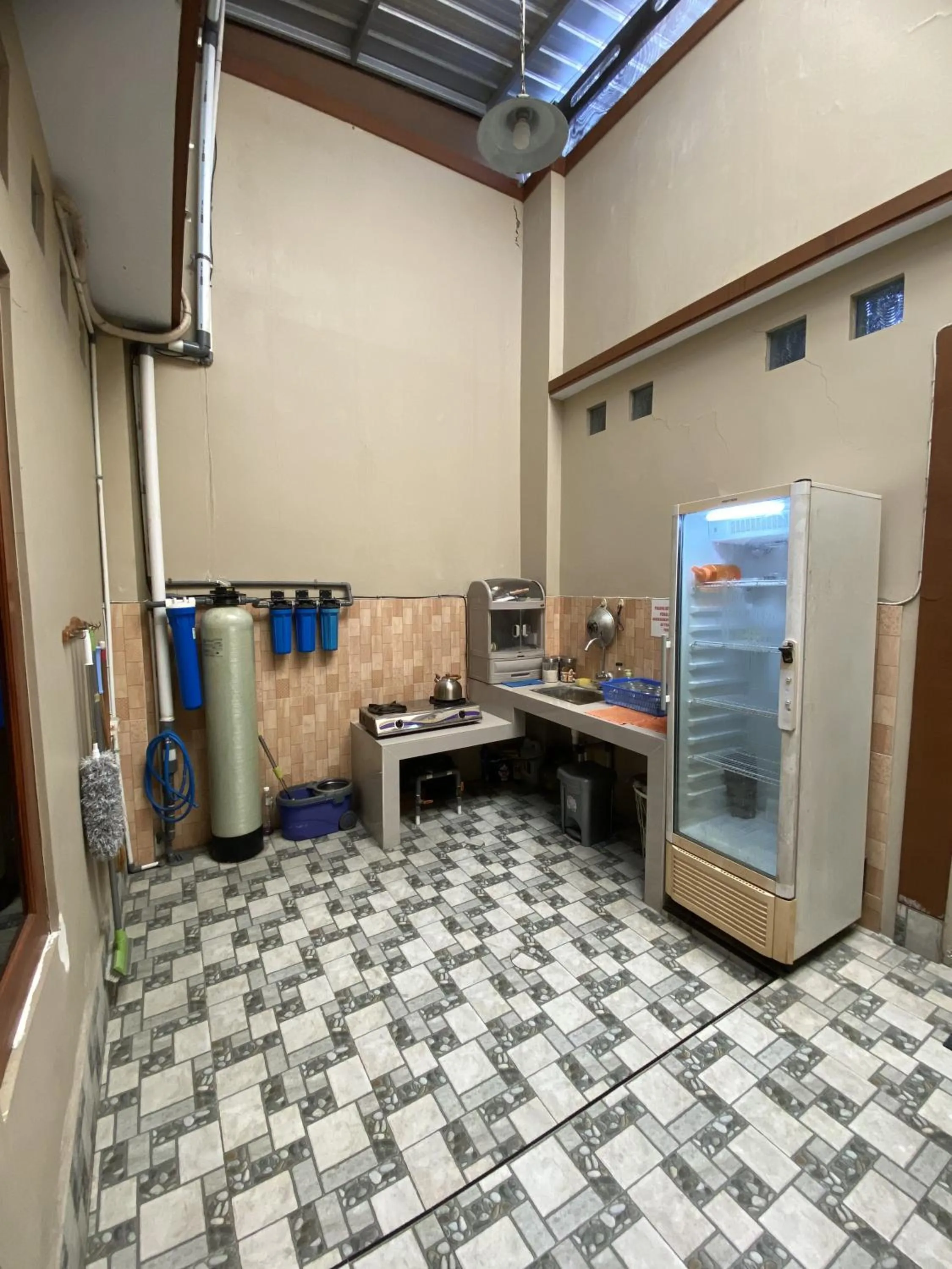 Kitchen or kitchenette in IB Homestay Syariah by Ecommerceloka