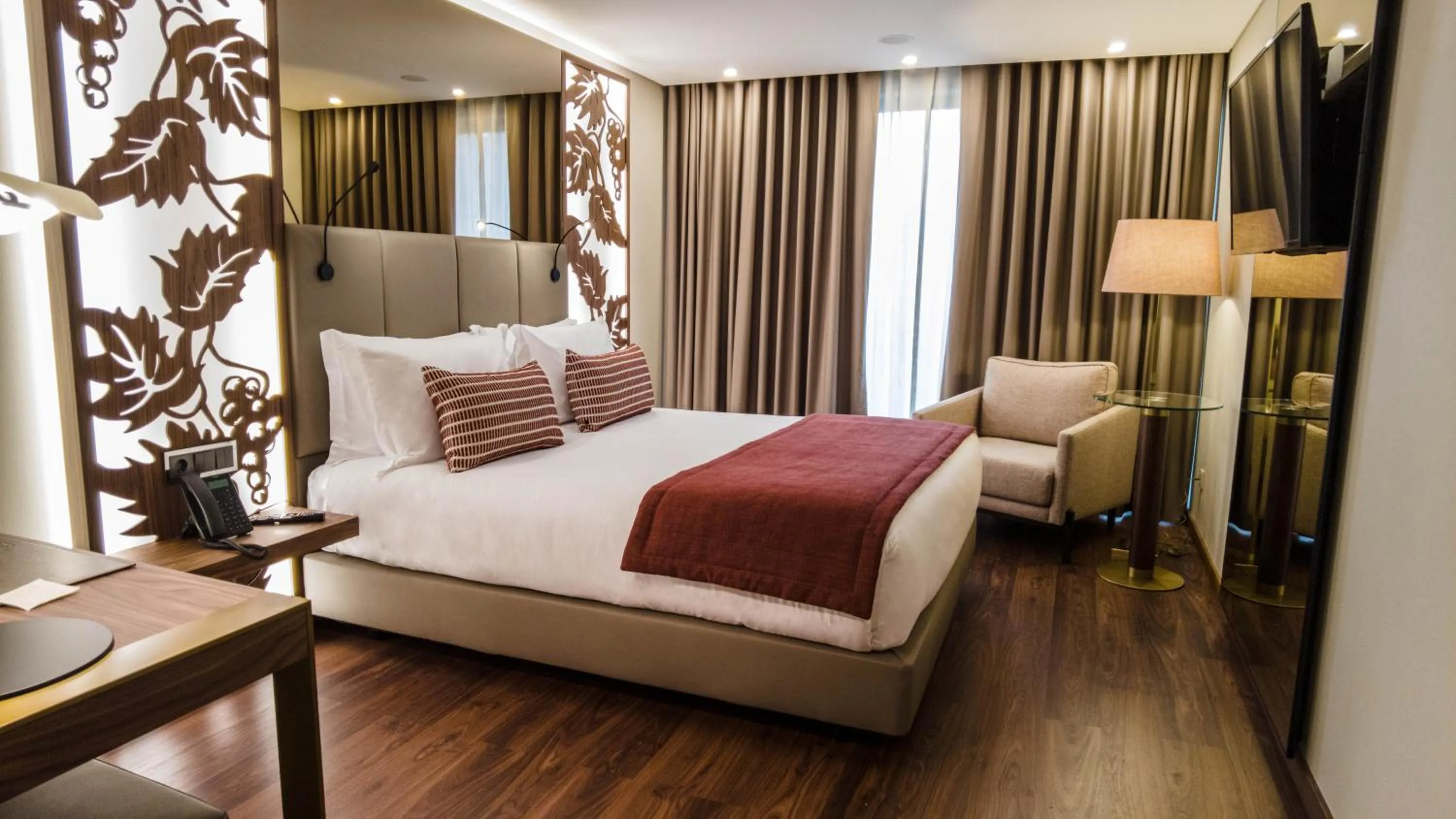 Bedroom, Bed in TURIM Oporto Hotel