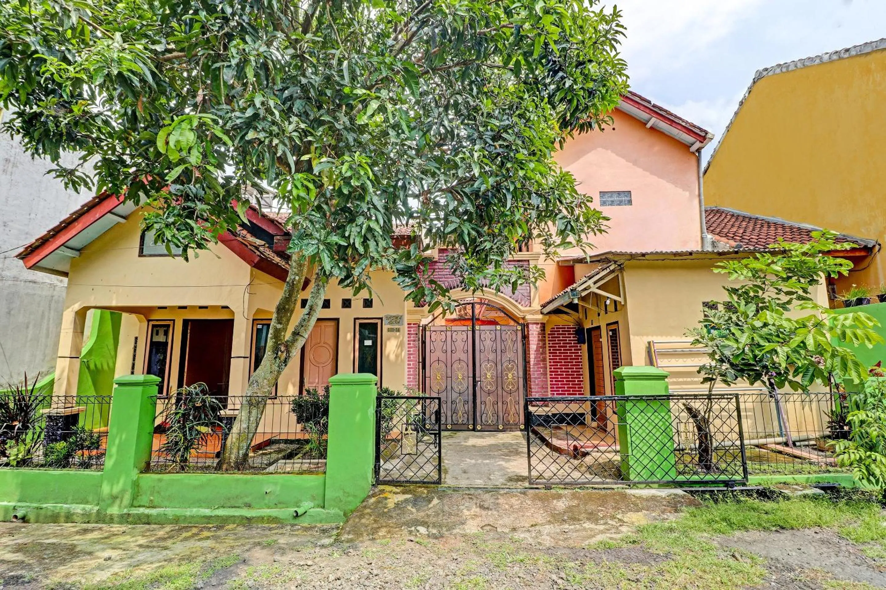 Facade/entrance in OYO Life 91478 Wisma Aura Syariah