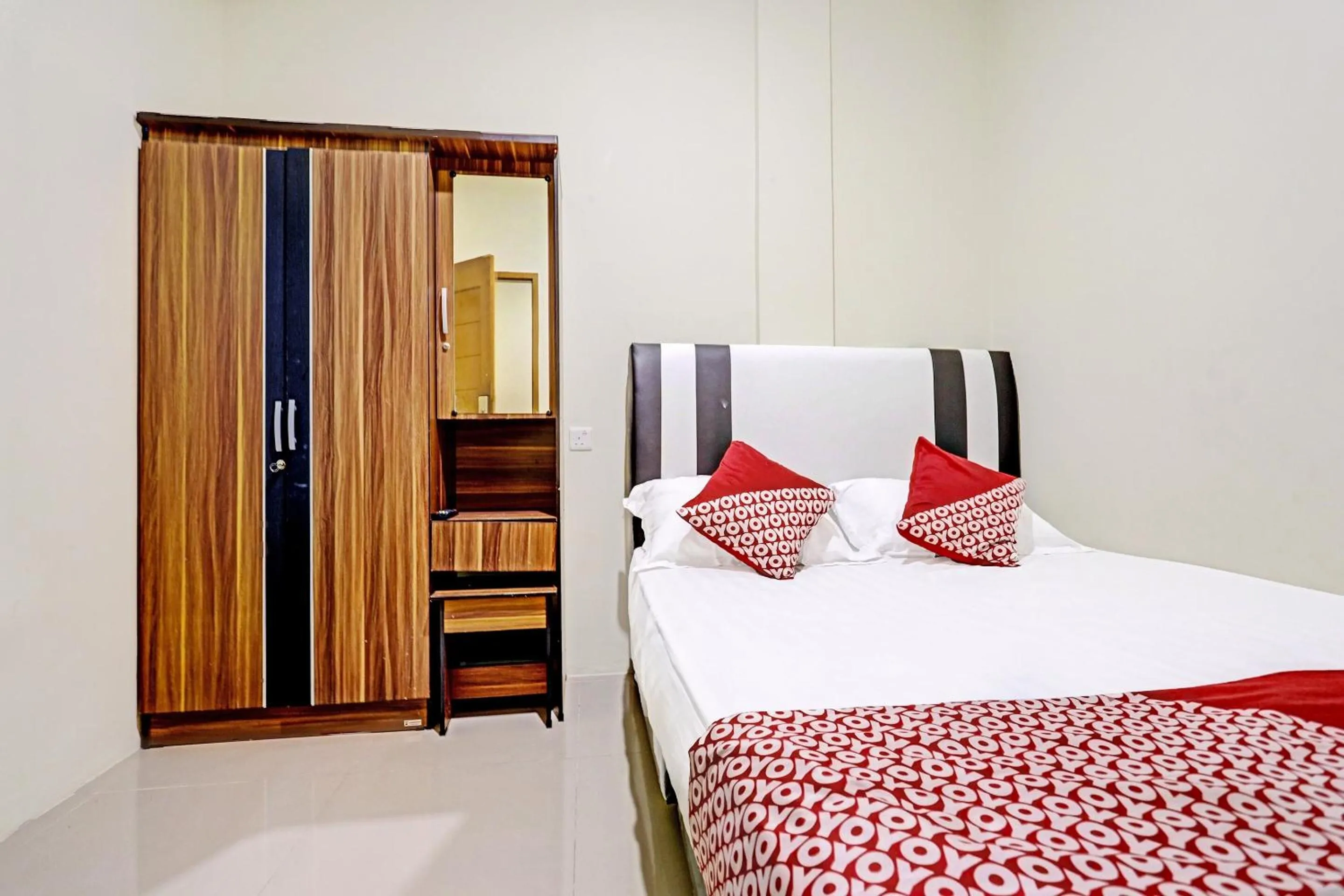 Bedroom, Bed in Hotel O Suci Homestay SyariahNearKilas 7 TV