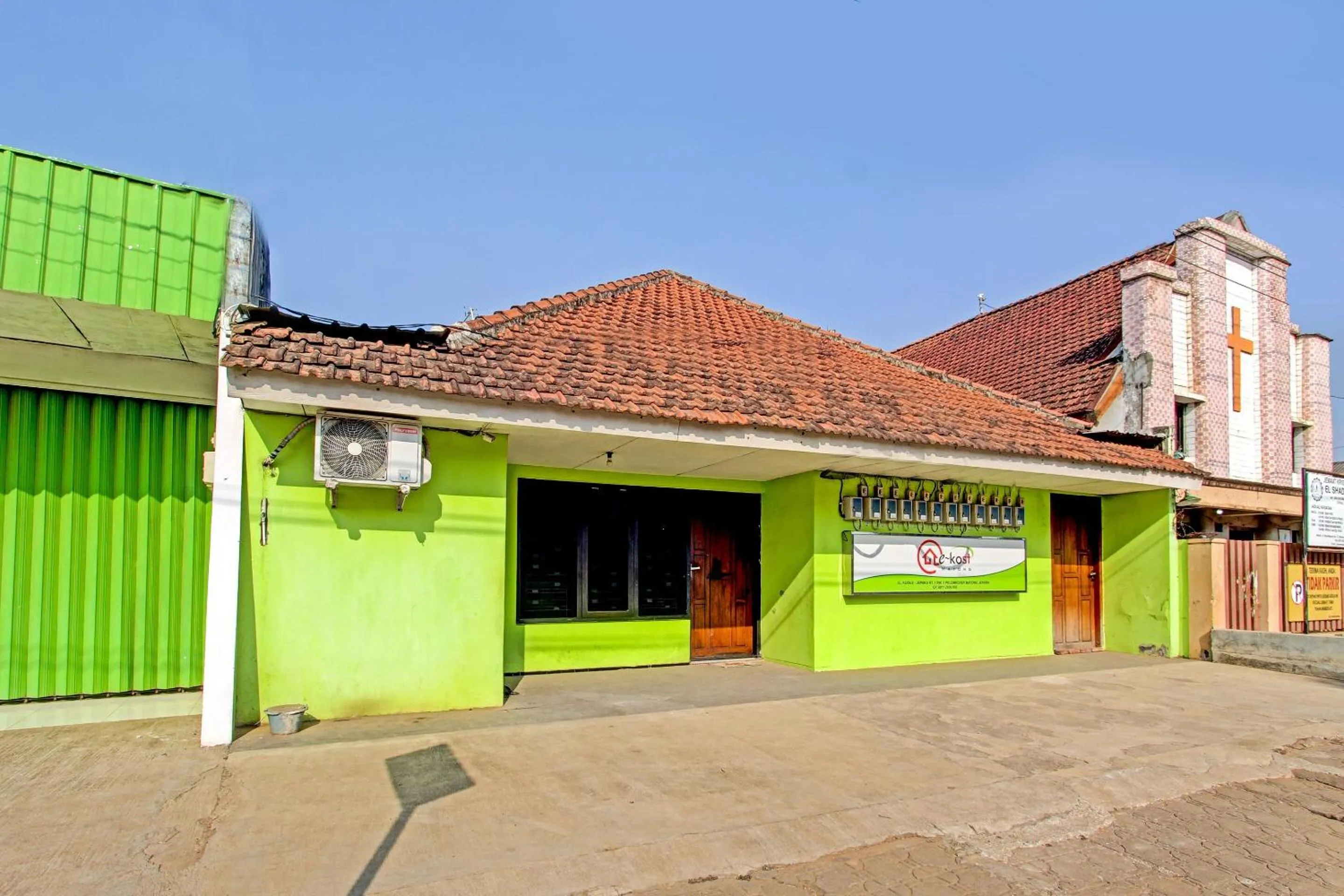 Facade/entrance in SPOT ON 91521 Mayong Guesthouse