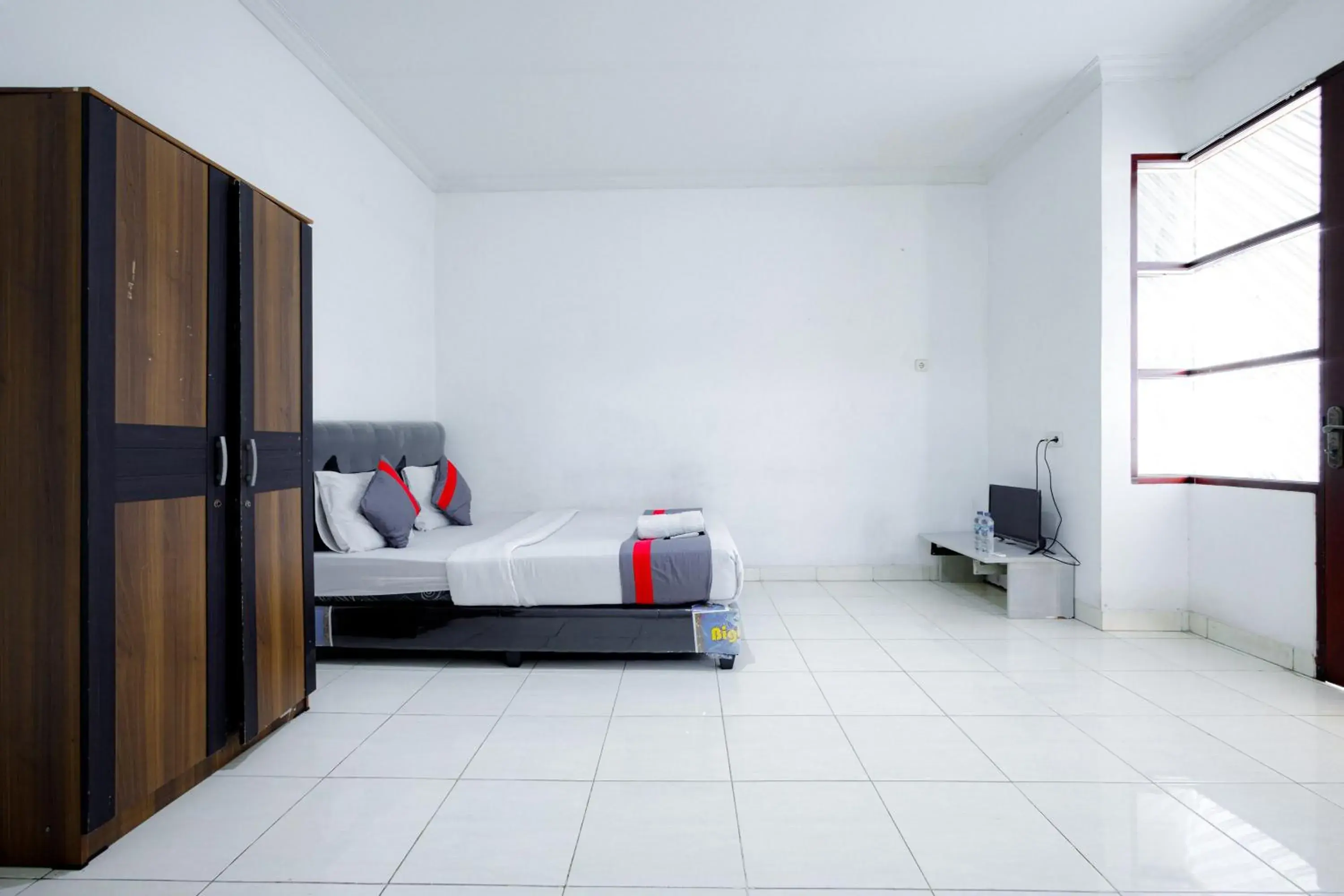 Bed in J&B Rooms Tomang Jakarta Mitra RedDoorz Bed in J&B Rooms Tomang Jakarta Mitra RedDoorz
