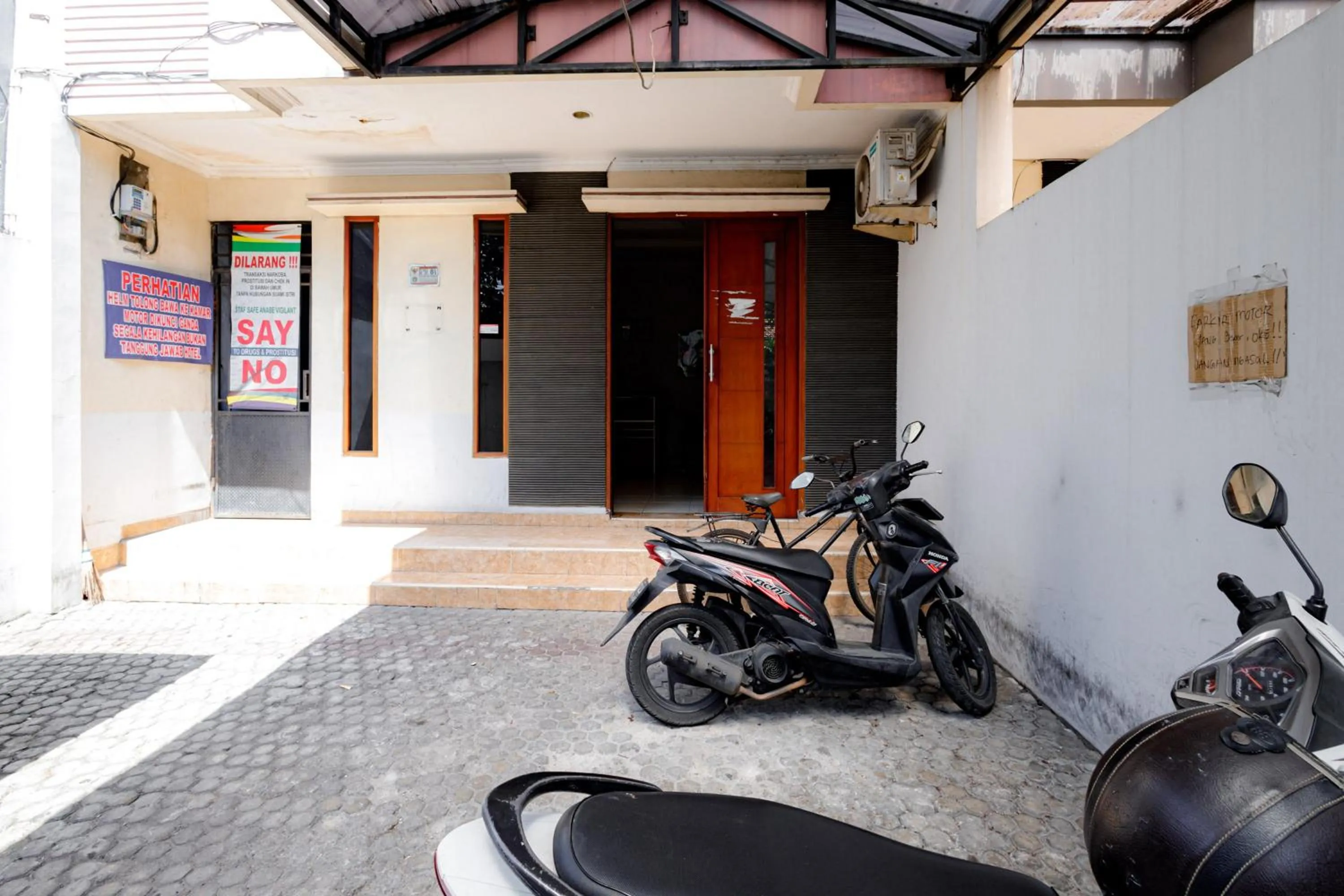 Property building in J&B Rooms Tomang Jakarta Mitra RedDoorz