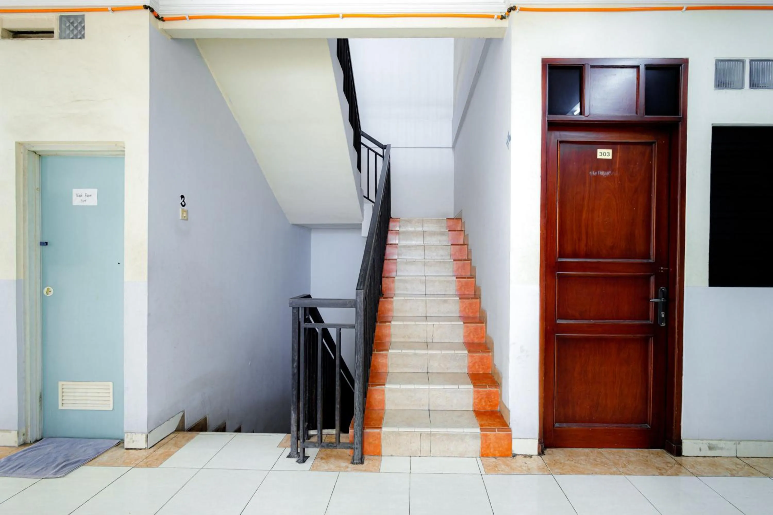 Property building in J&B Rooms Tomang Jakarta Mitra RedDoorz