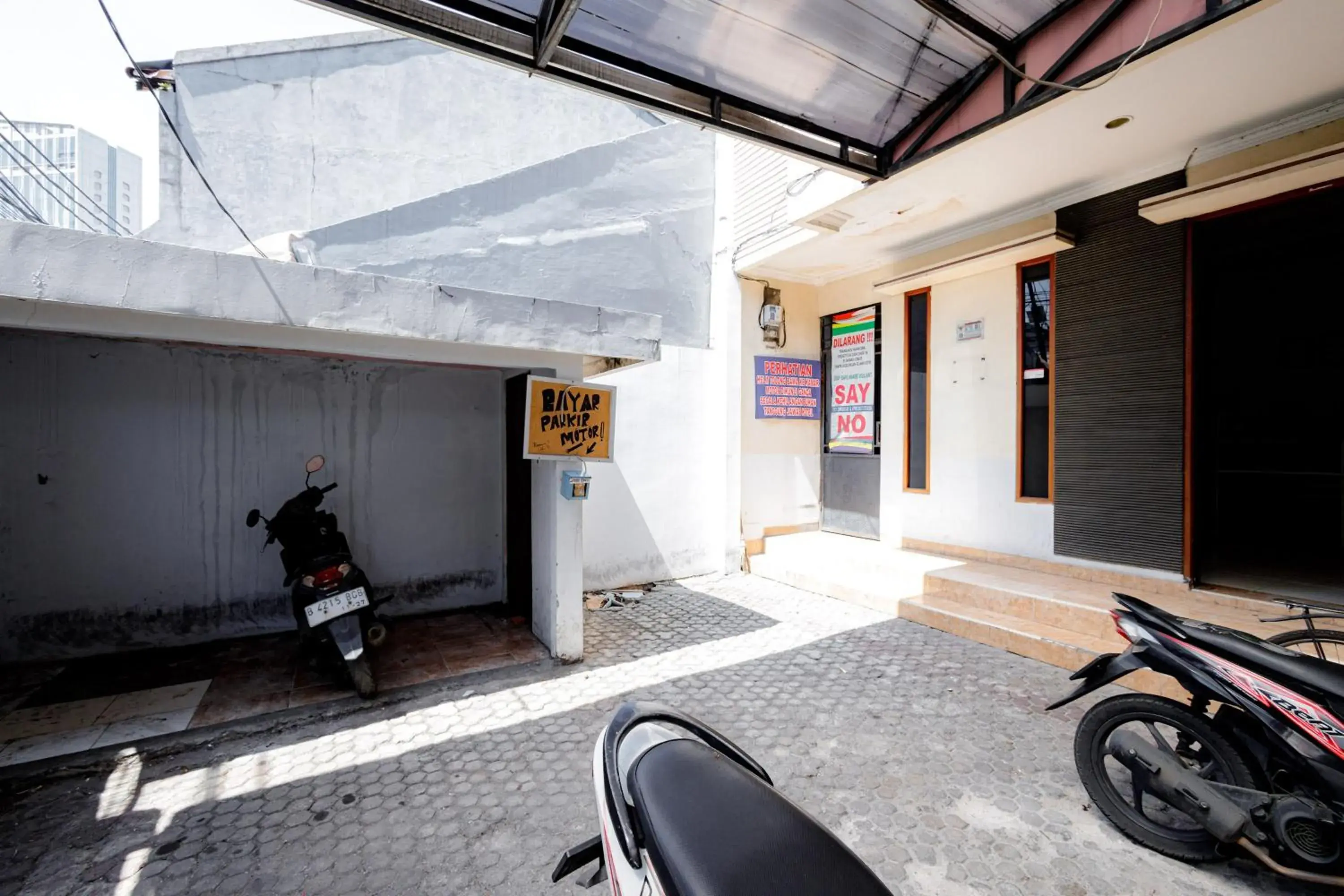 Property building in J&B Rooms Tomang Jakarta Mitra RedDoorz Property building in J&B Rooms Tomang Jakarta Mitra RedDoorz