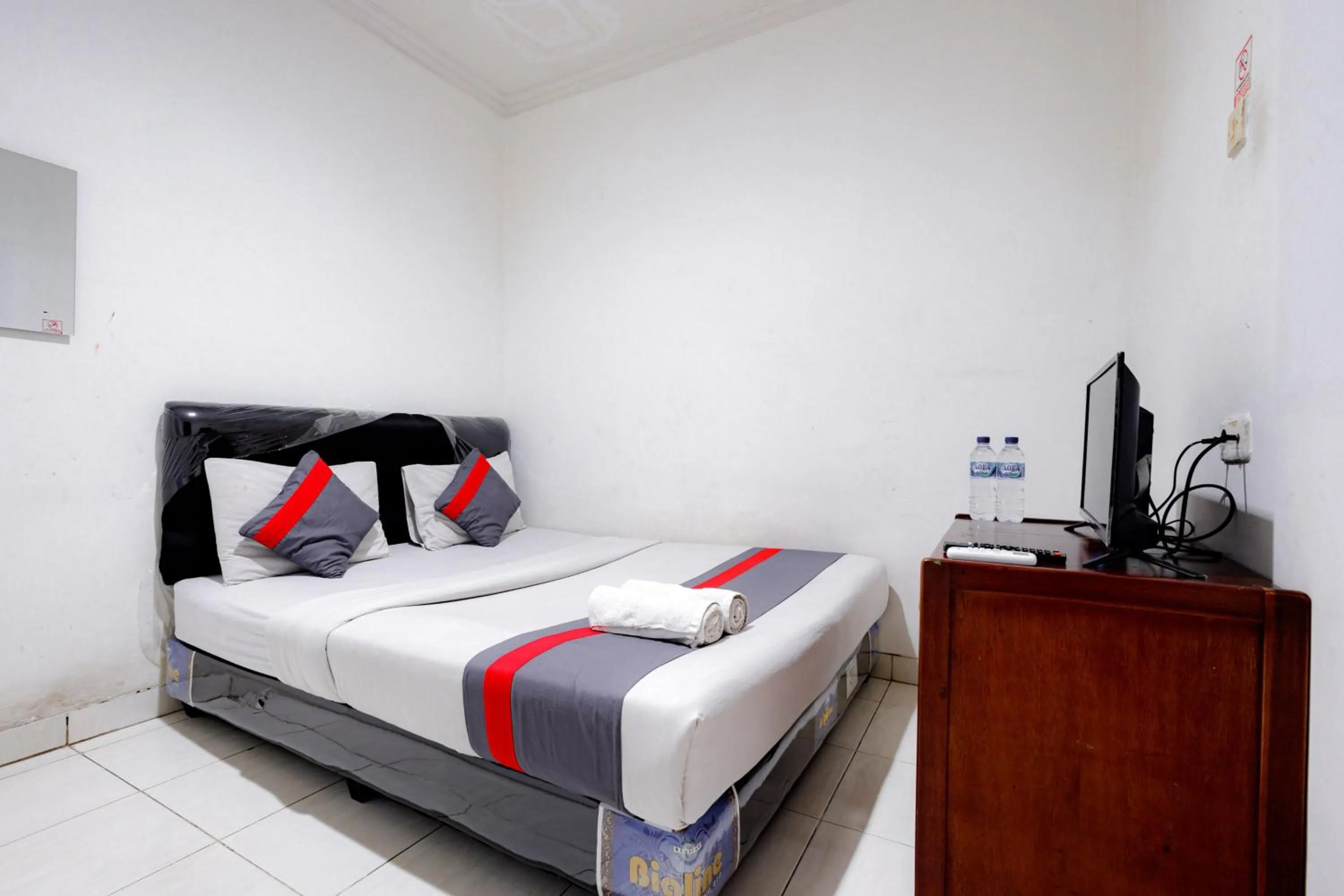 Bed in J&B Rooms Tomang Jakarta Mitra RedDoorz