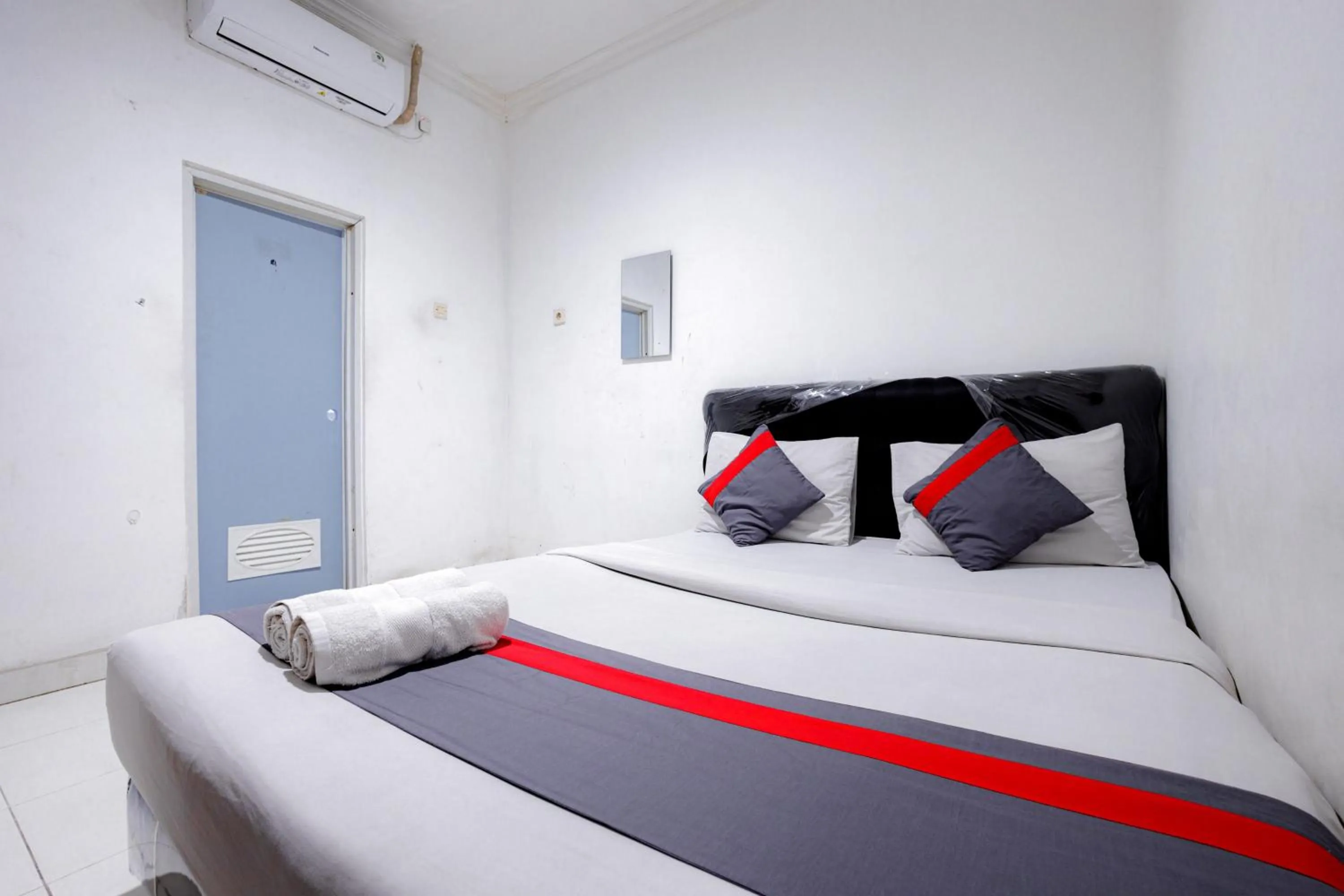 Bed in J&B Rooms Tomang Jakarta Mitra RedDoorz