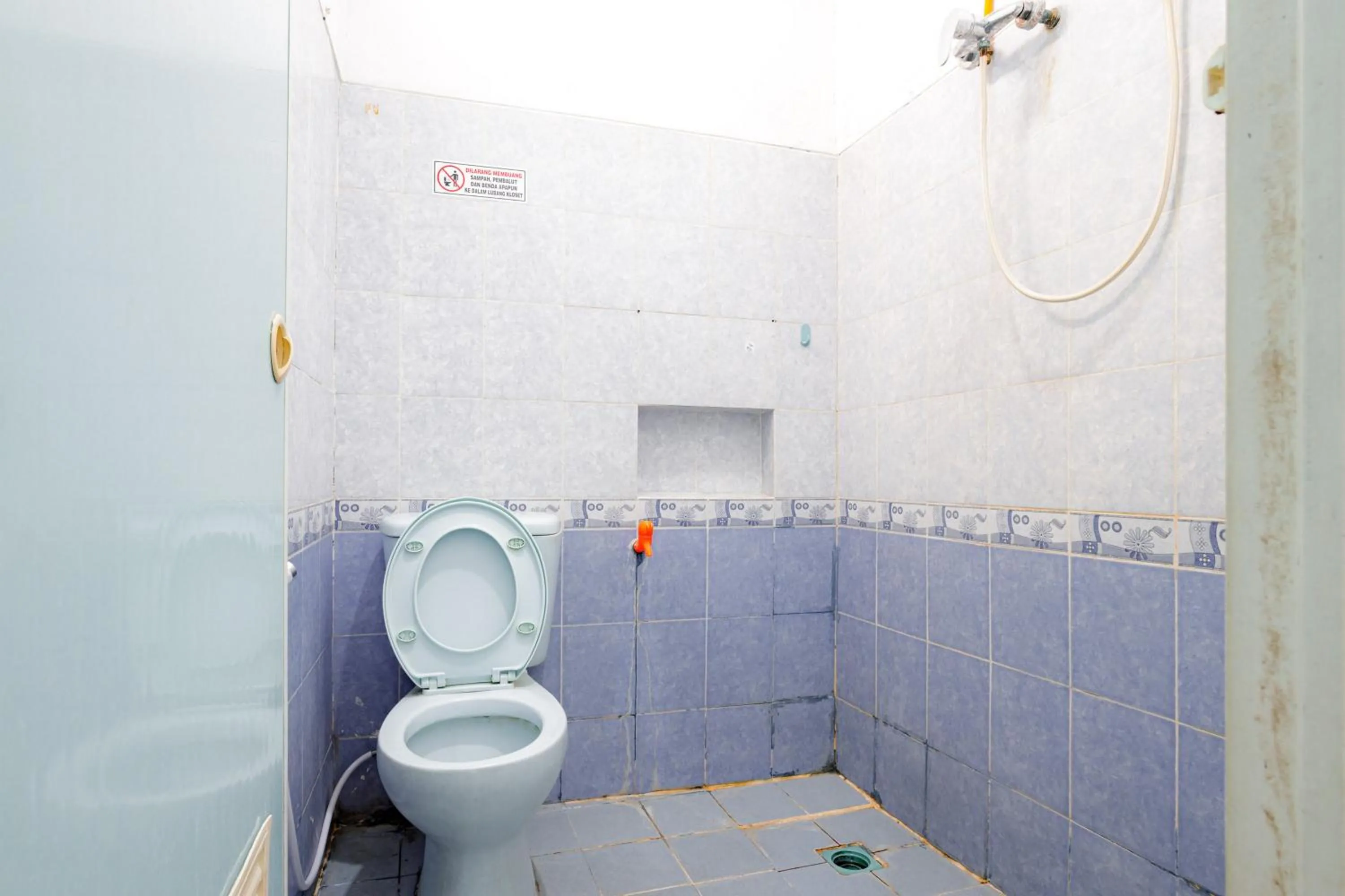 Bathroom in J&B Rooms Tomang Jakarta Mitra RedDoorz