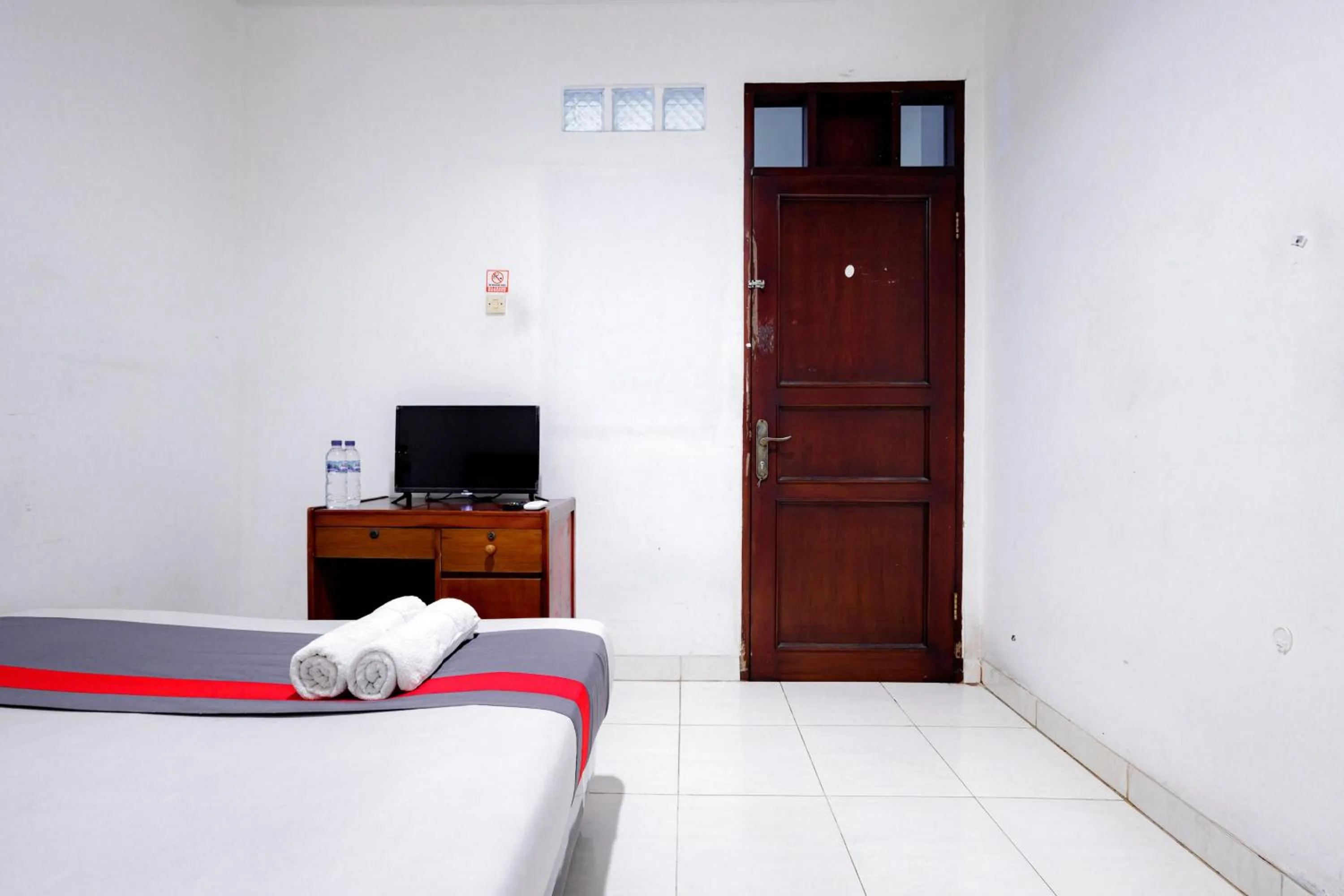 Bed in J&B Rooms Tomang Jakarta Mitra RedDoorz