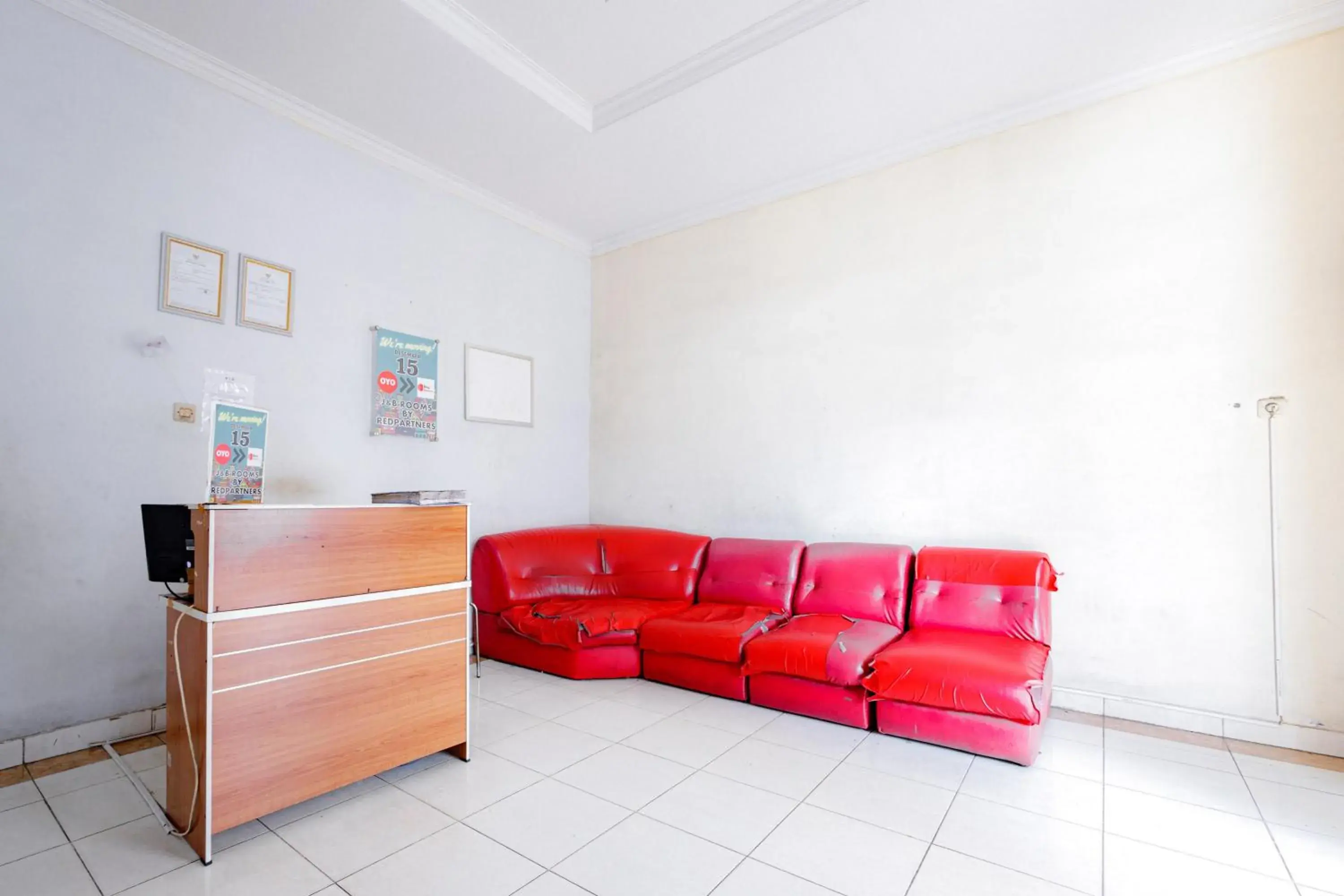 Lobby or reception in J&B Rooms Tomang Jakarta Mitra RedDoorz Lobby or reception in J&B Rooms Tomang Jakarta Mitra RedDoorz