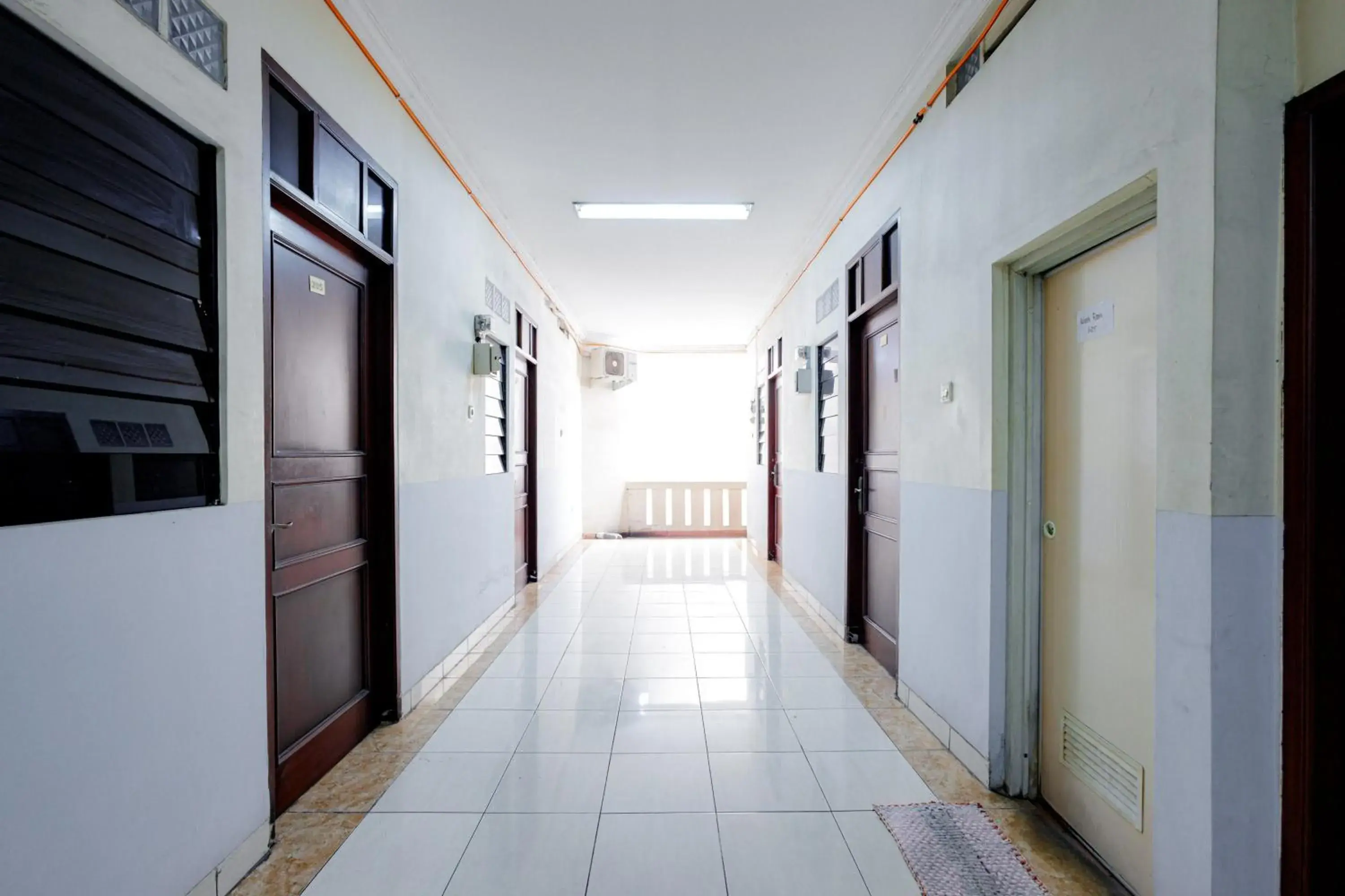 Property building in J&B Rooms Tomang Jakarta Mitra RedDoorz Property building in J&B Rooms Tomang Jakarta Mitra RedDoorz