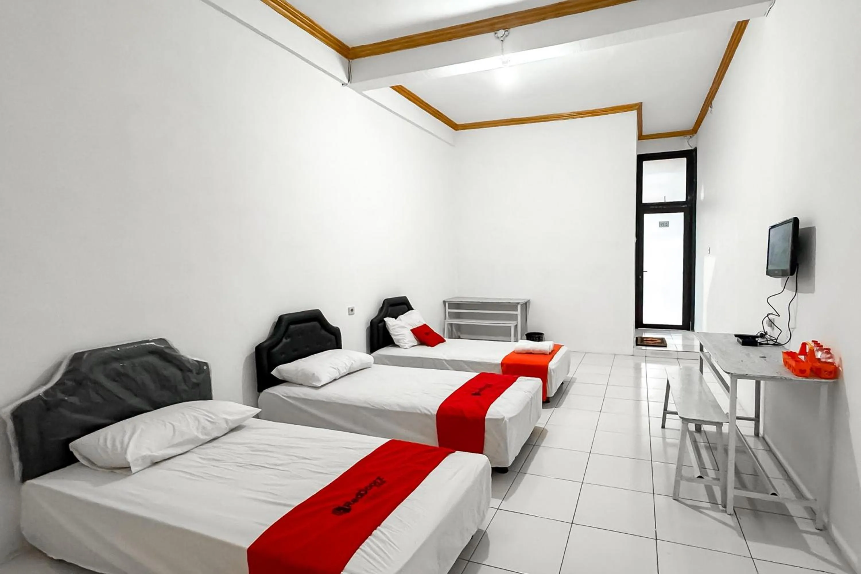 Bedroom, Bed in RedDoorz Syariah at Neu Hostel Cisarua Lembang