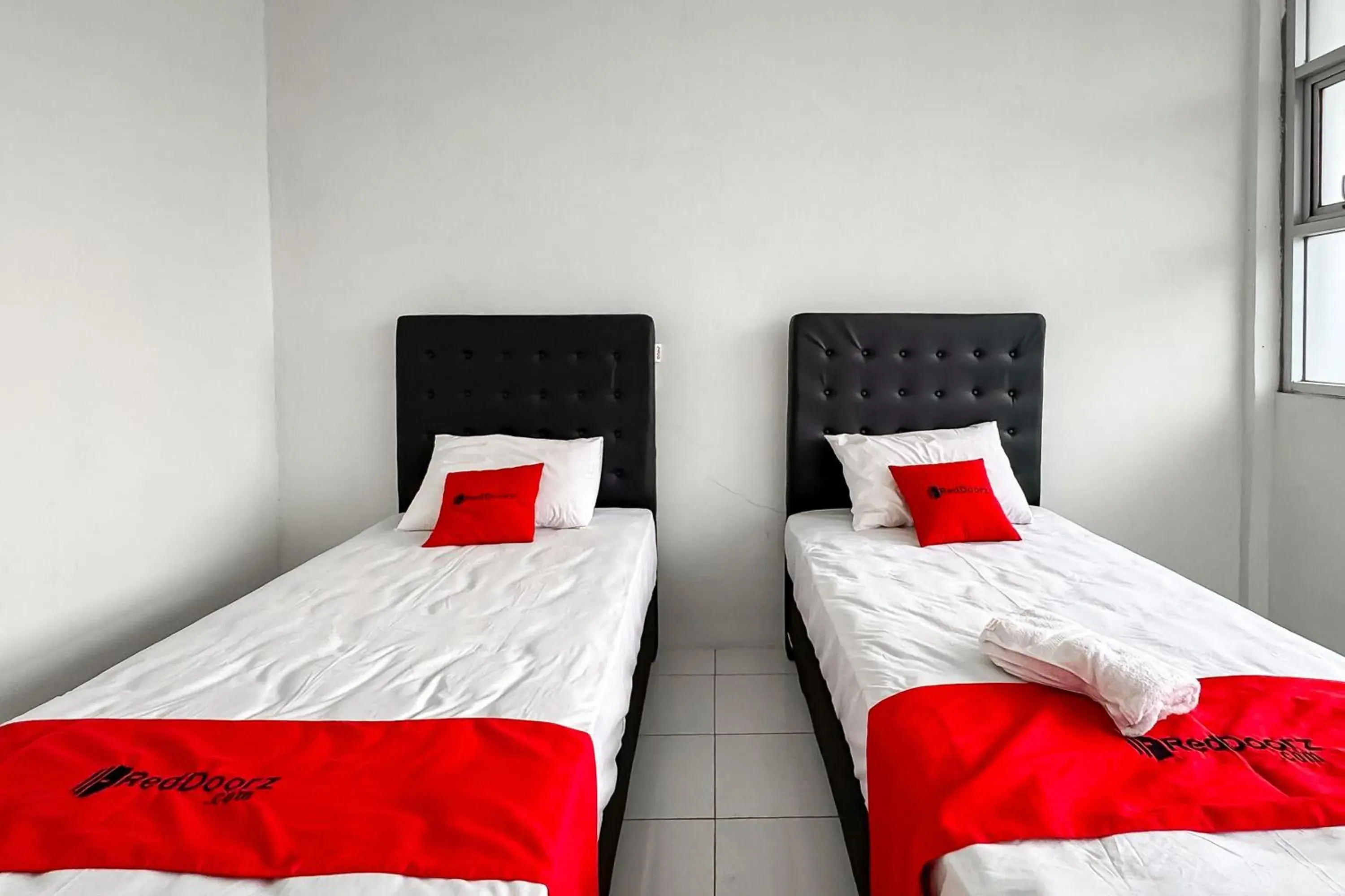 Deluxe Twin Room in RedDoorz Syariah at Neu Hostel Cisarua Lembang Deluxe Twin Room in RedDoorz Syariah at Neu Hostel Cisarua Lembang