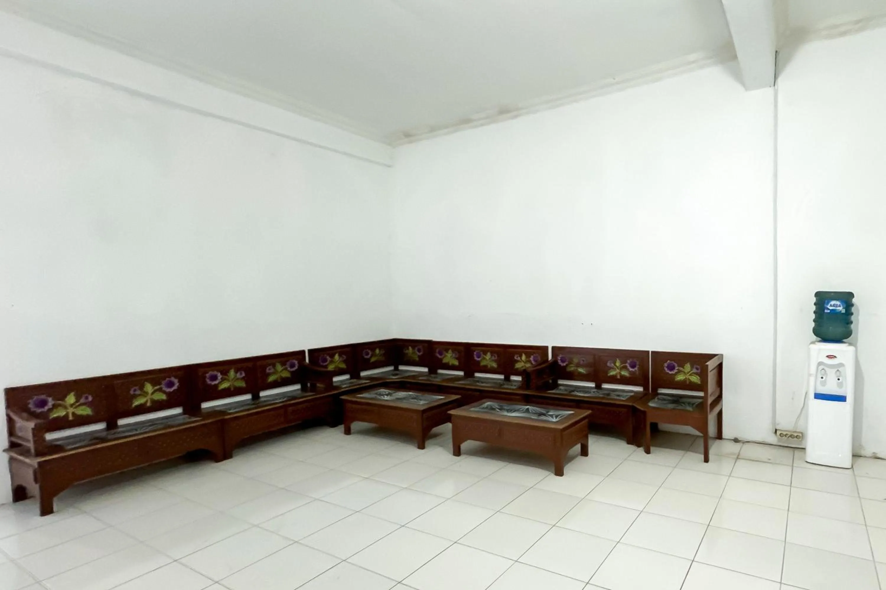 Seating area in RedDoorz Syariah at Neu Hostel Cisarua Lembang
