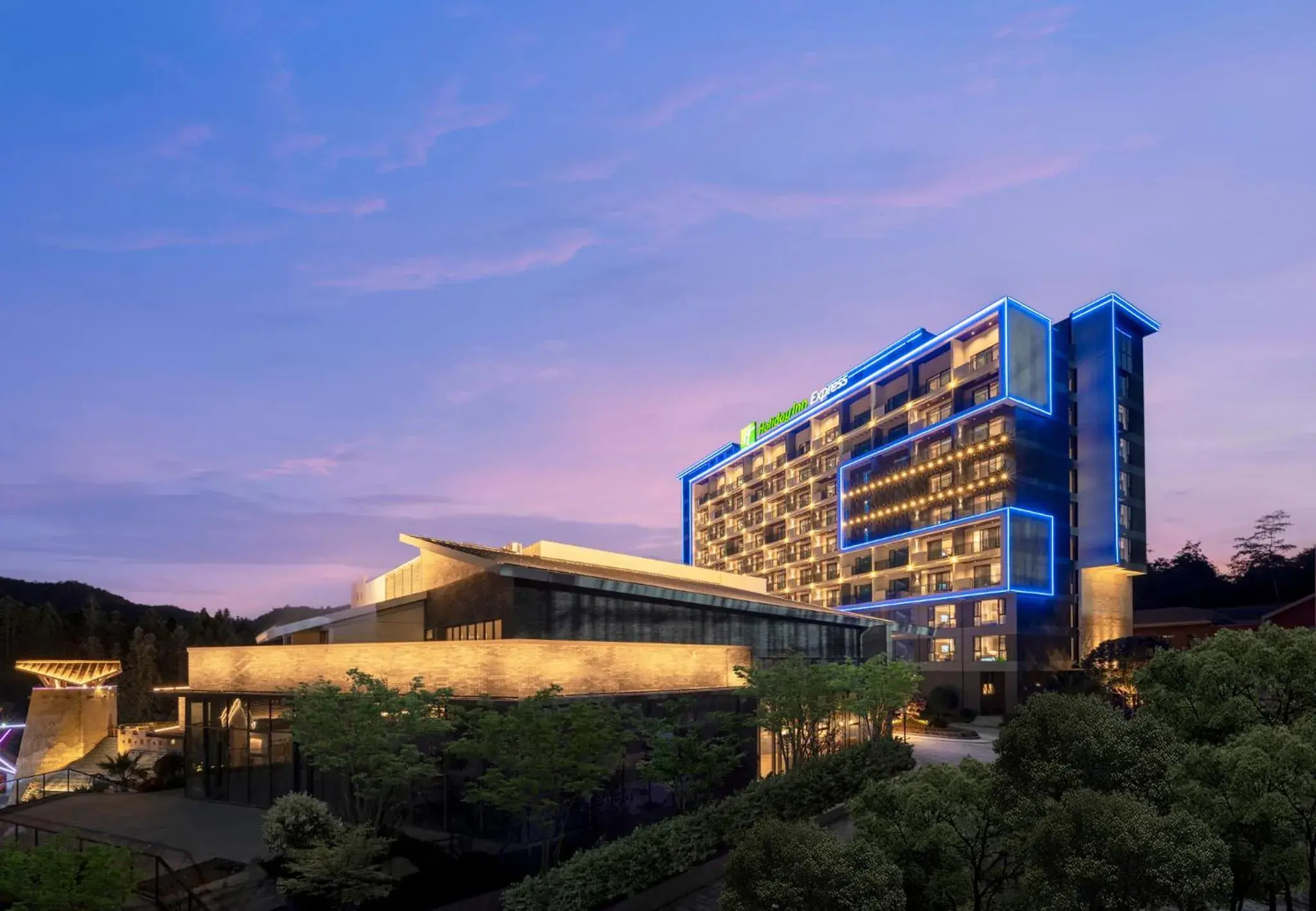 Property building in Holiday Inn Express Tengchong Hot-Spring by IHG Property building in Holiday Inn Express Tengchong Hot-Spring by IHG