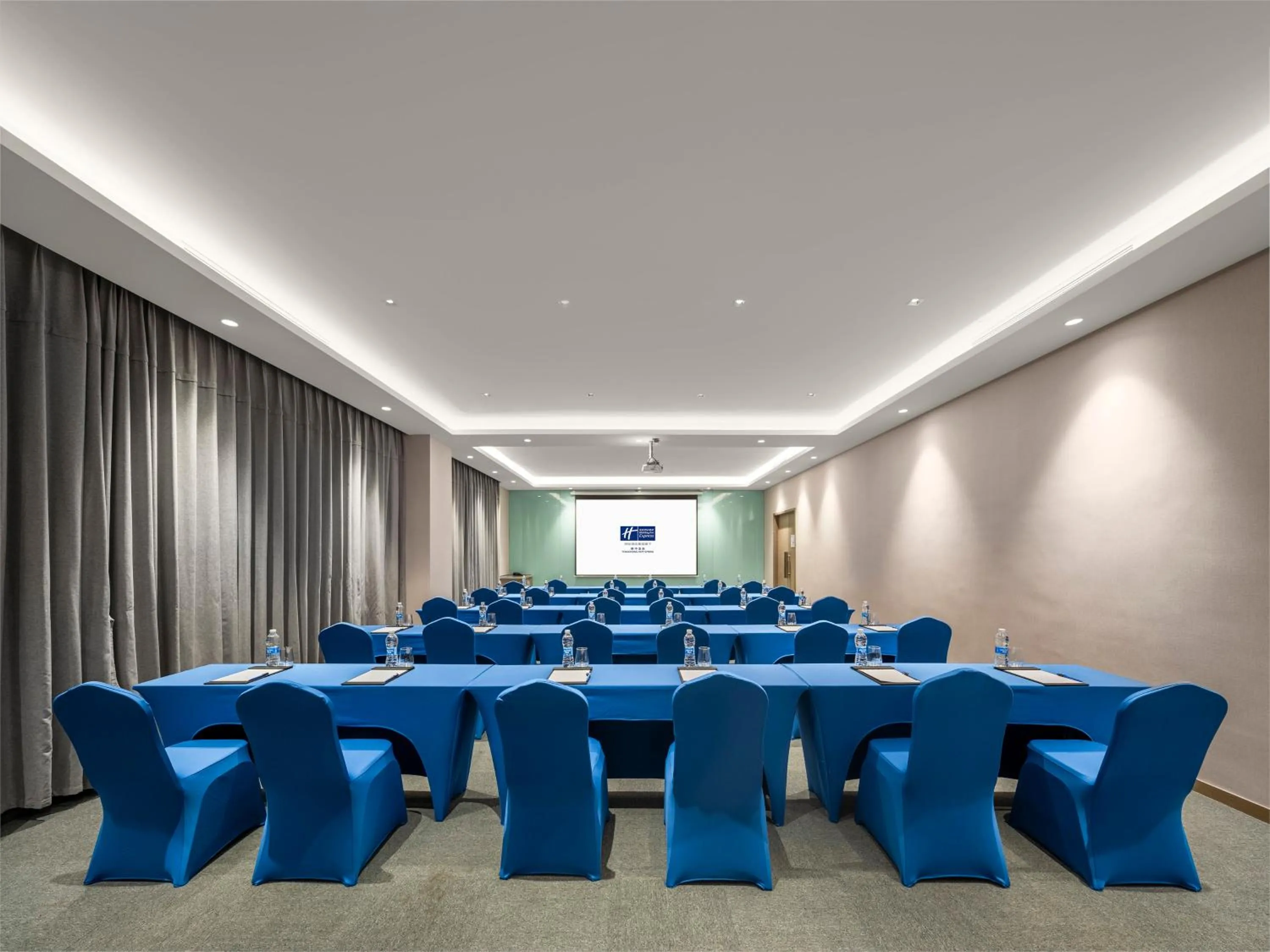 Meeting/conference room in Holiday Inn Express Tengchong Hot-Spring by IHG