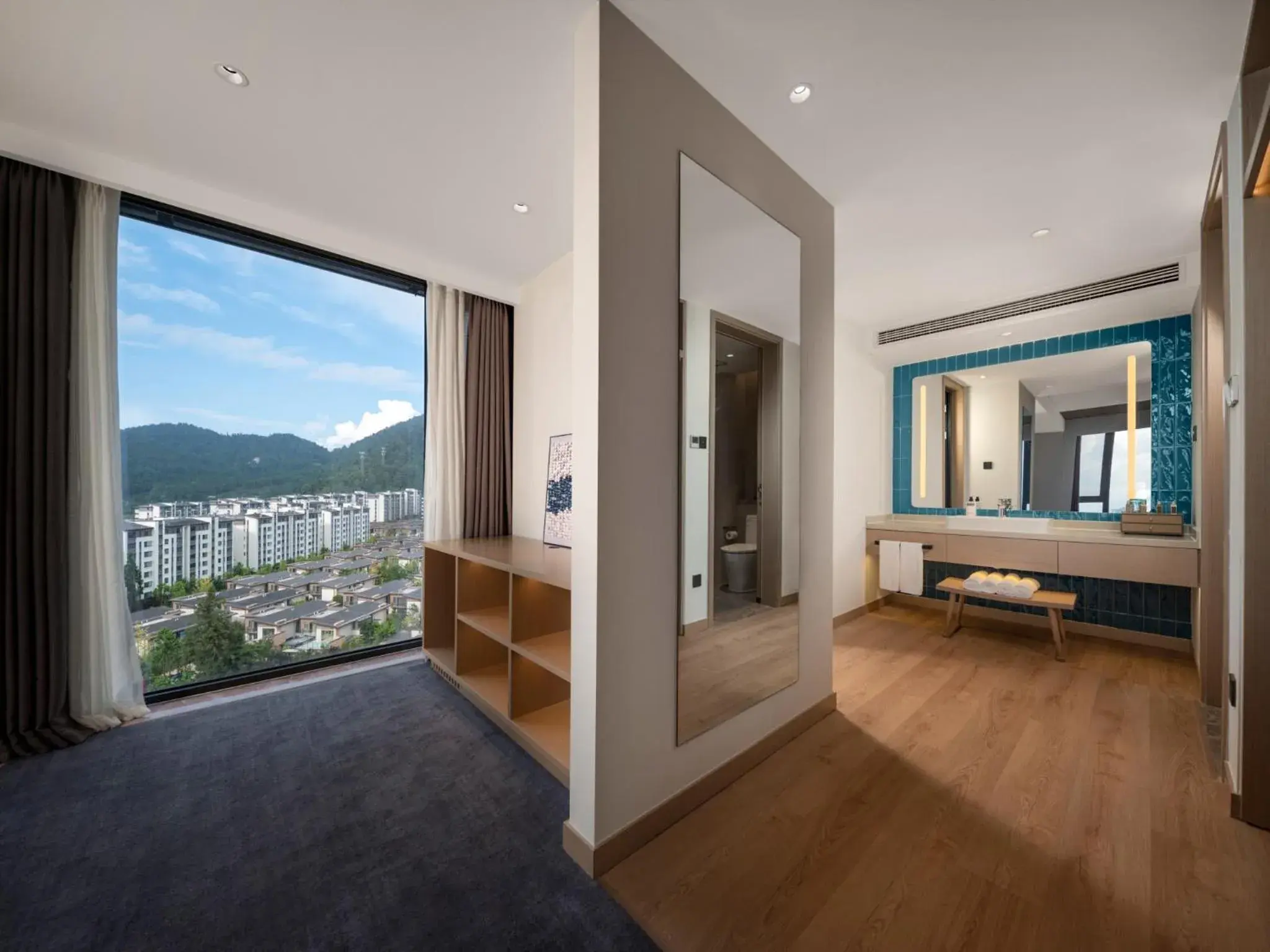 Mountain view, Bed in Holiday Inn Express Tengchong Hot-Spring by IHG Mountain view, Bed in Holiday Inn Express Tengchong Hot-Spring by IHG