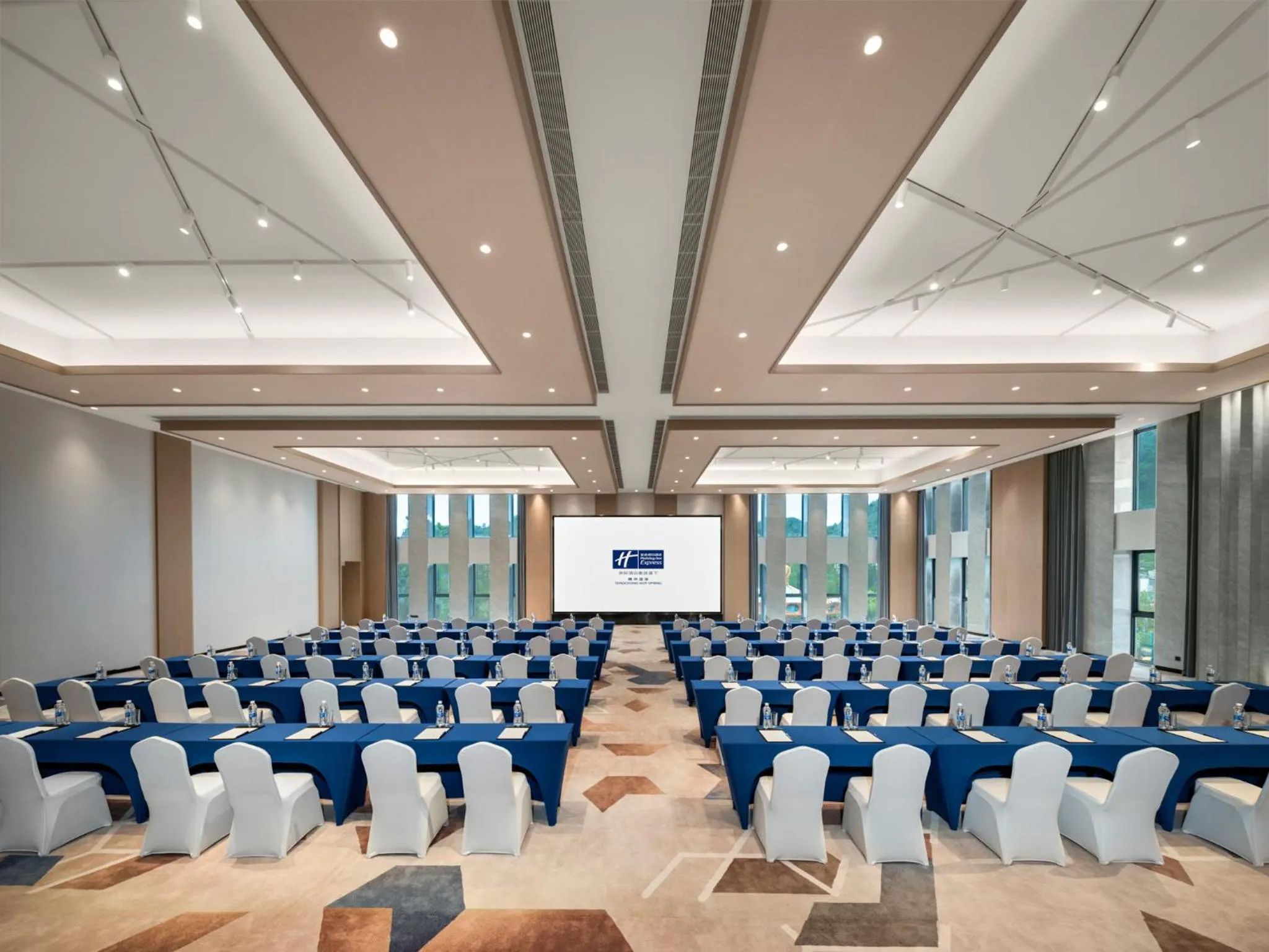 Meeting/conference room in Holiday Inn Express Tengchong Hot-Spring by IHG