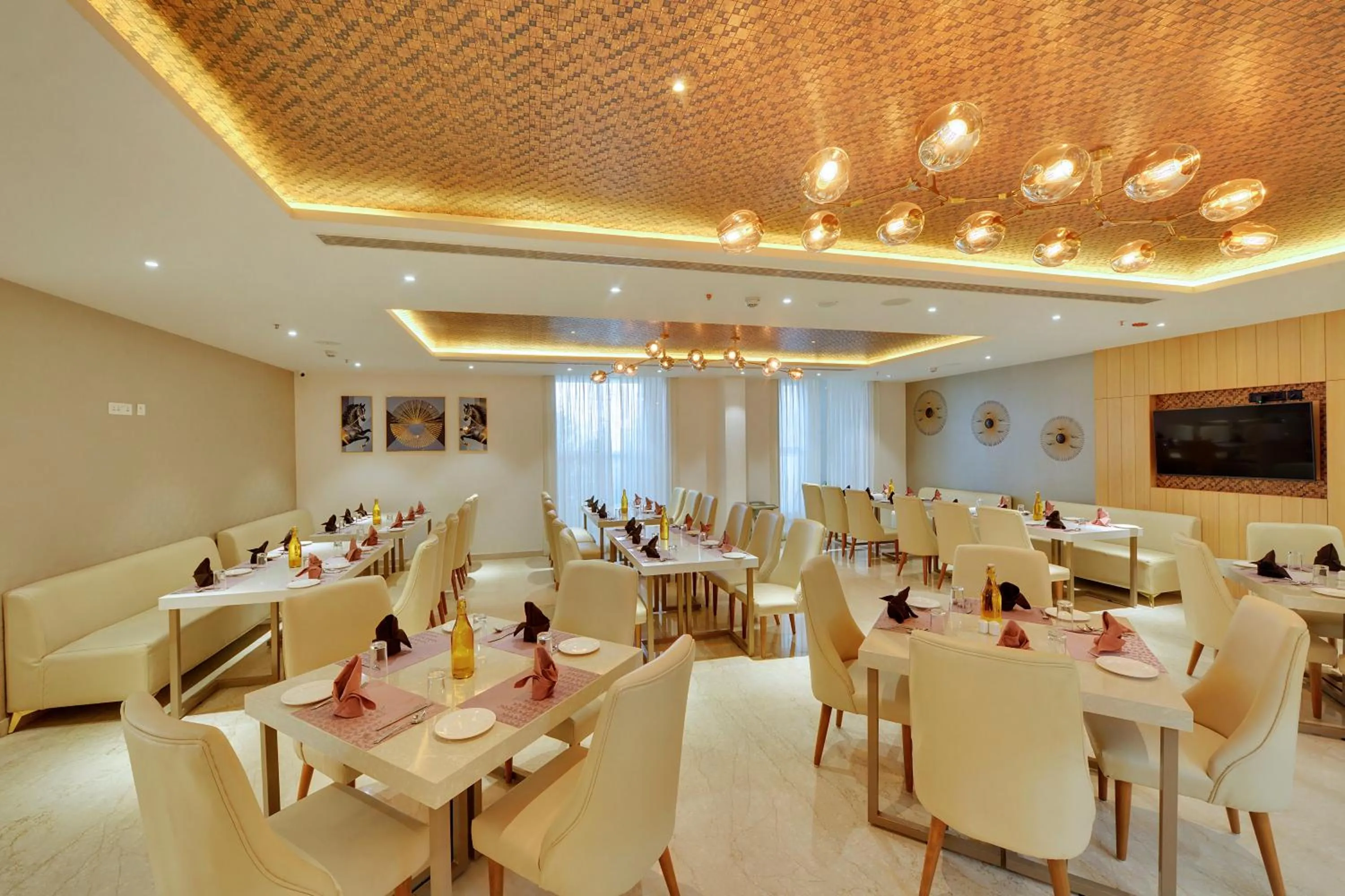 Restaurant/places to eat in Clarion Hotel Bangalore