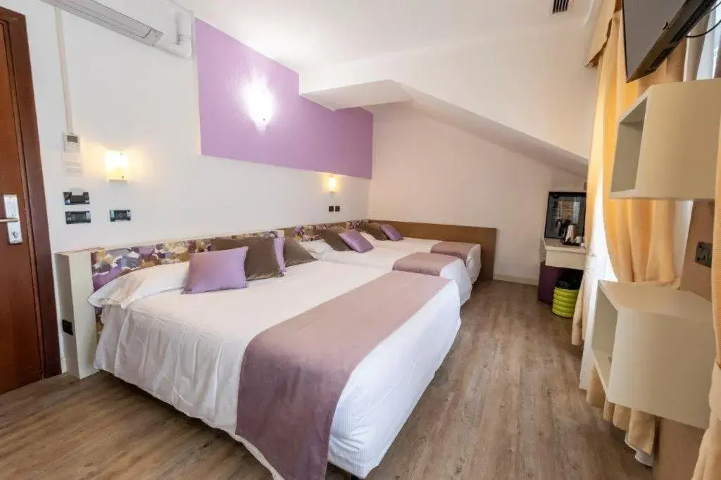 Bed in Hotel Le Palme Lago Maggiore Bike Friendly Bed in Hotel Le Palme Lago Maggiore Bike Friendly