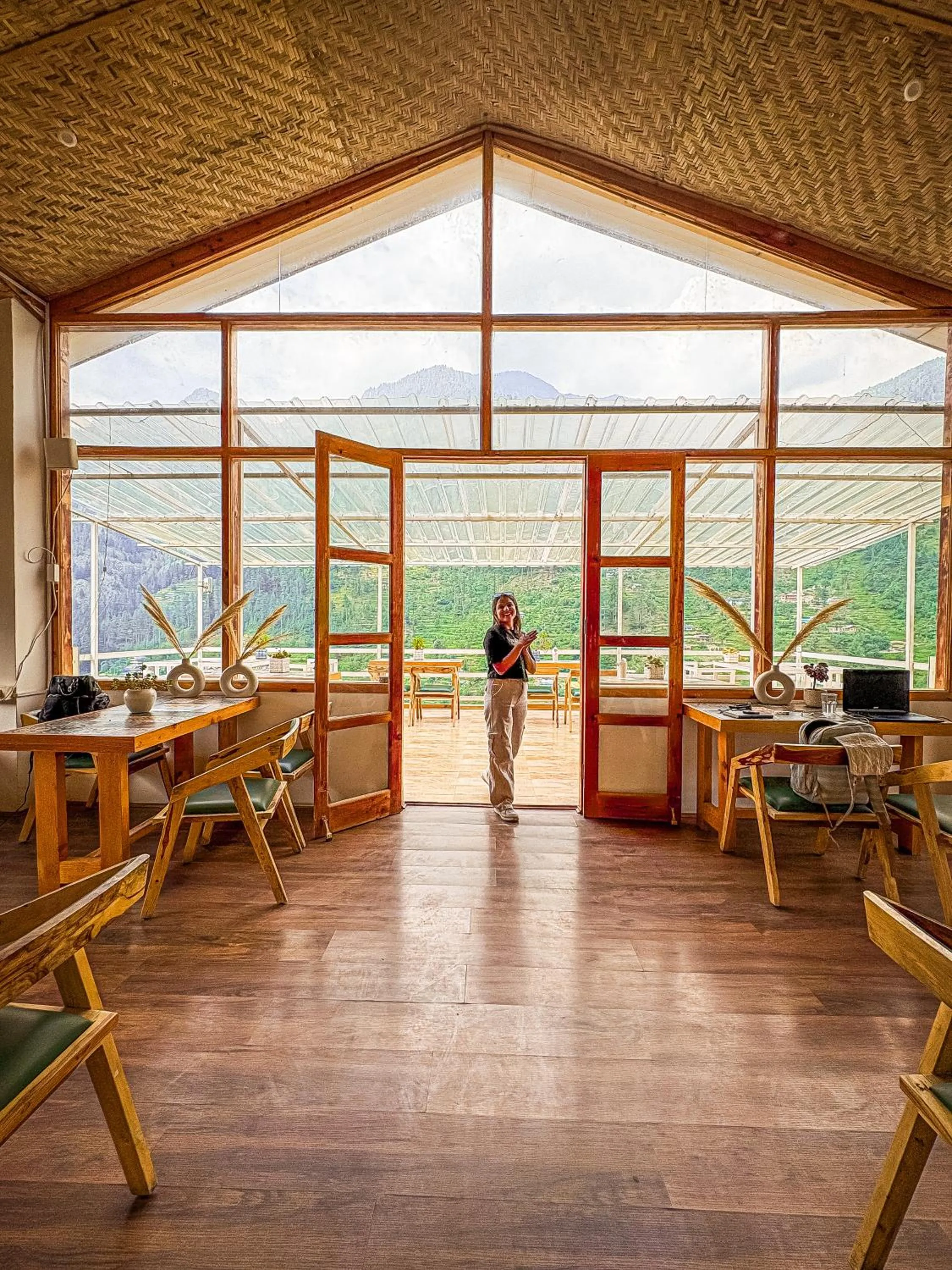 Restaurant/places to eat in Young Monk Homestay Jibhi