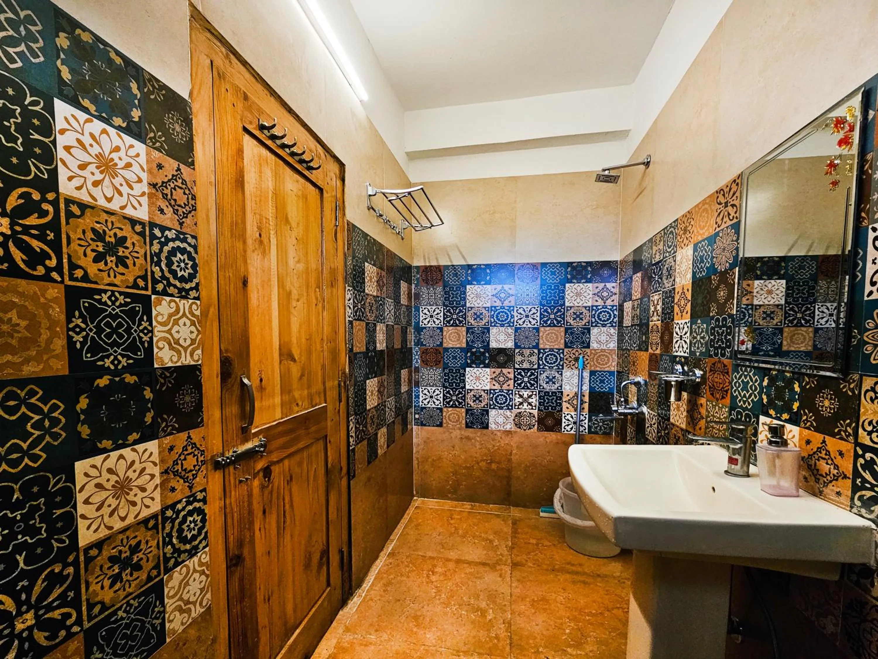 Shower in Young Monk Homestay Jibhi