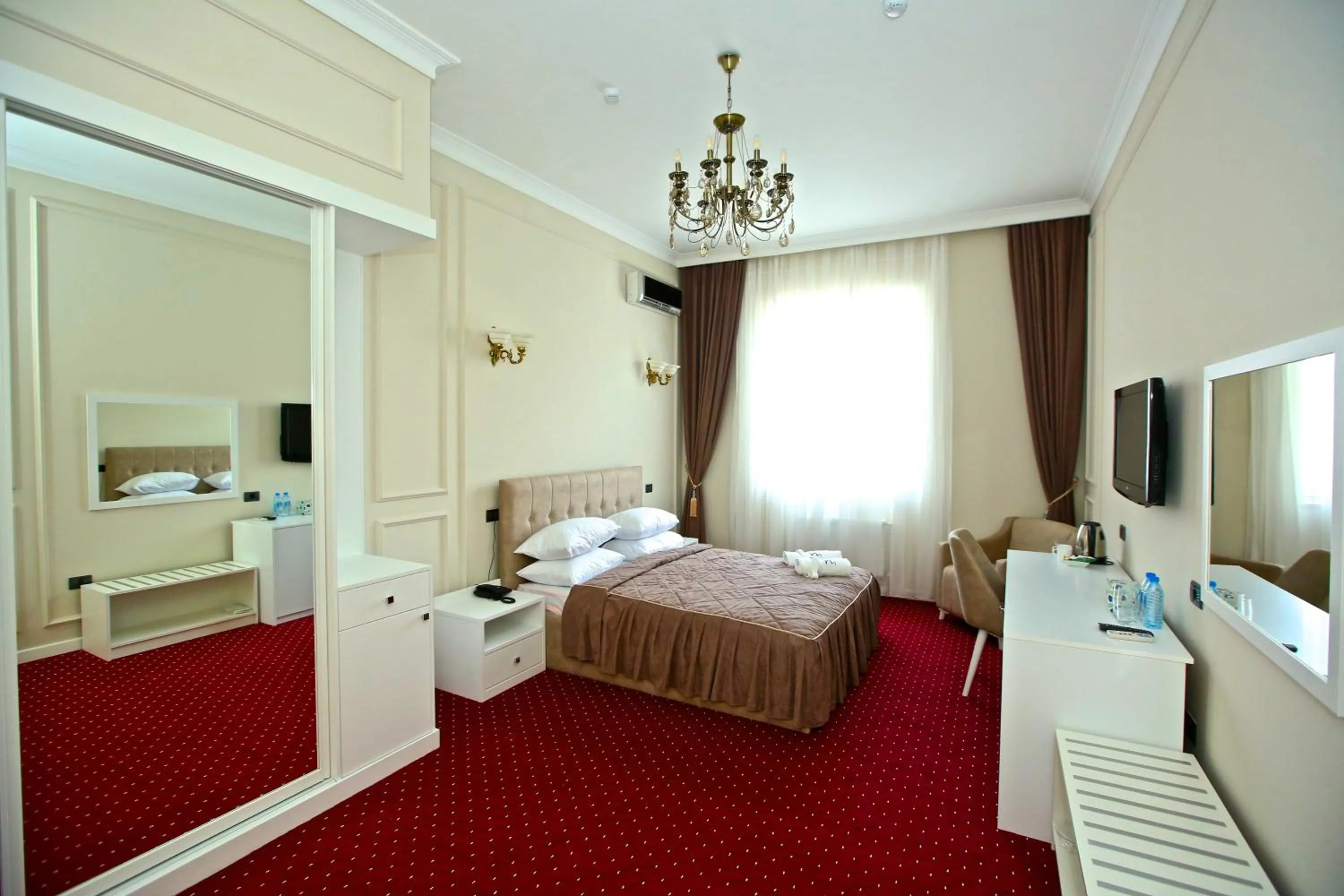 Communal lounge/ TV room, Bed in Miraj Hotel