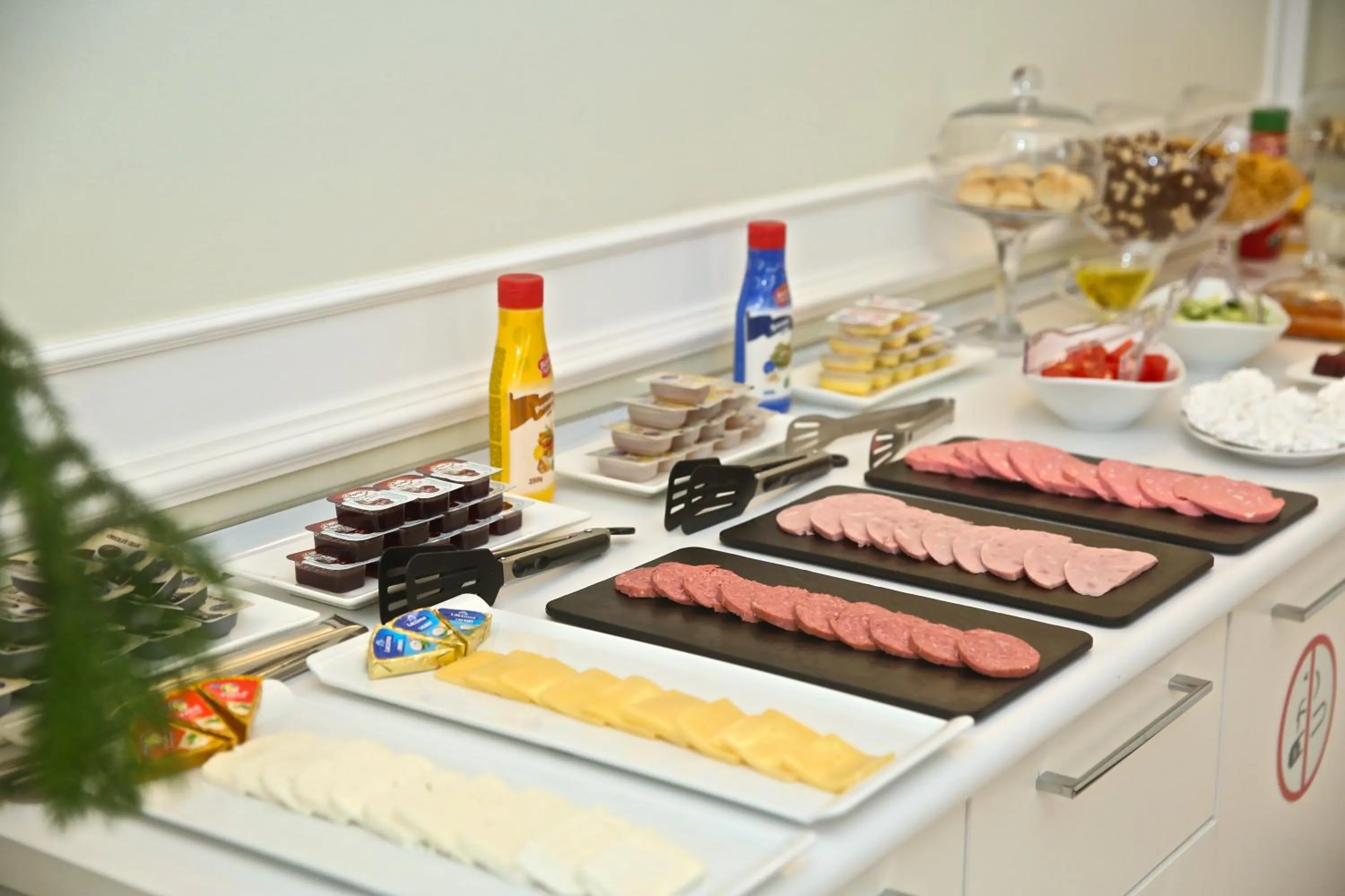 Food and drinks in Miraj Hotel