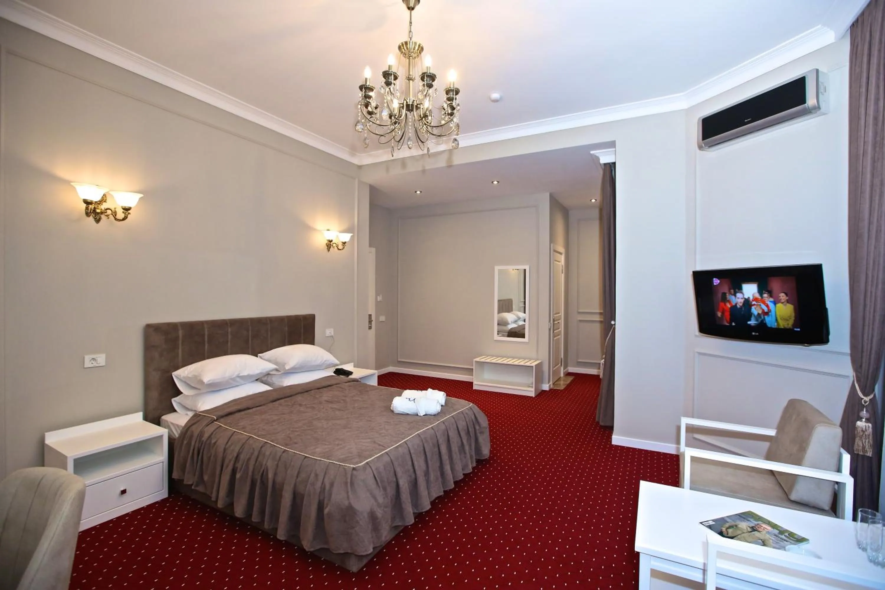 Communal lounge/ TV room, Bed in Miraj Hotel