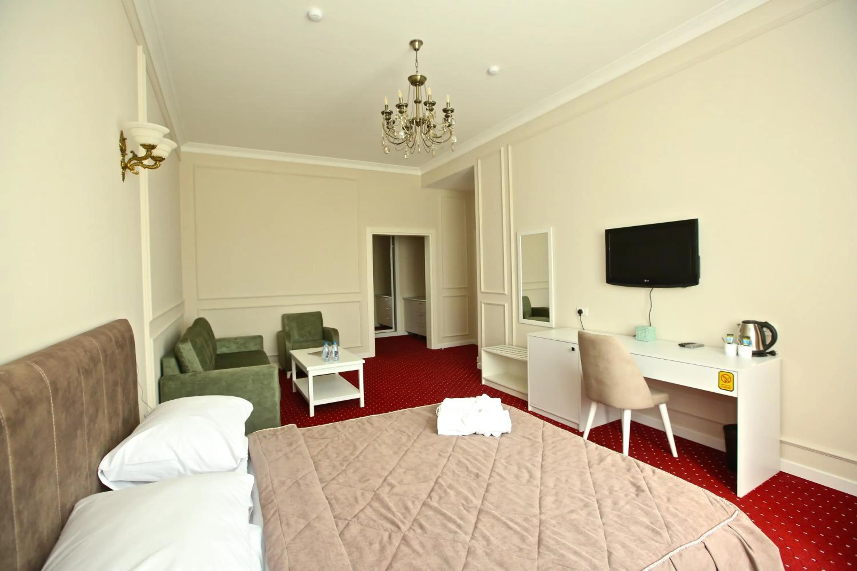 Communal lounge/ TV room, Bed in Miraj Hotel