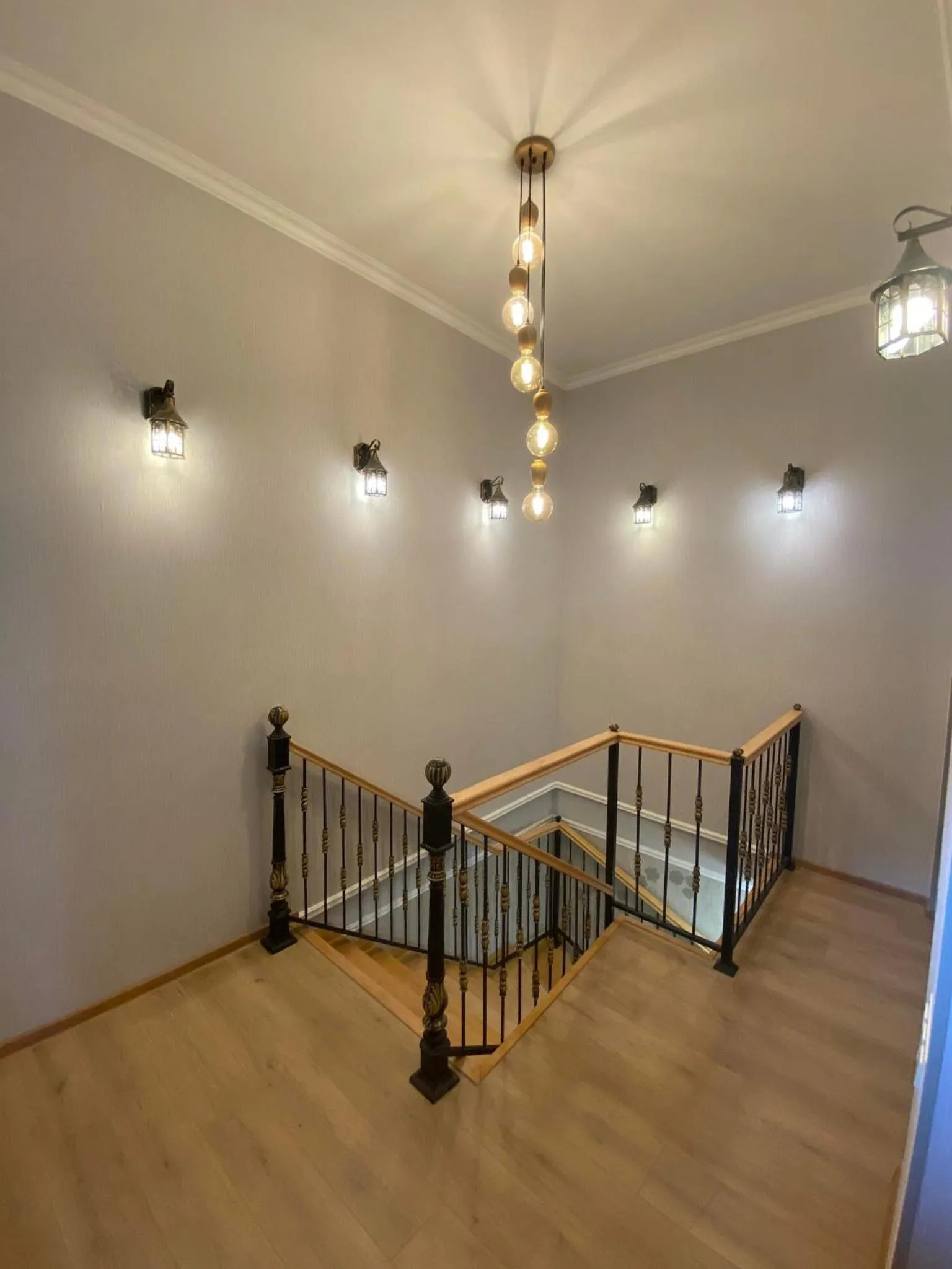 Property building, Bed in Hotel Guri