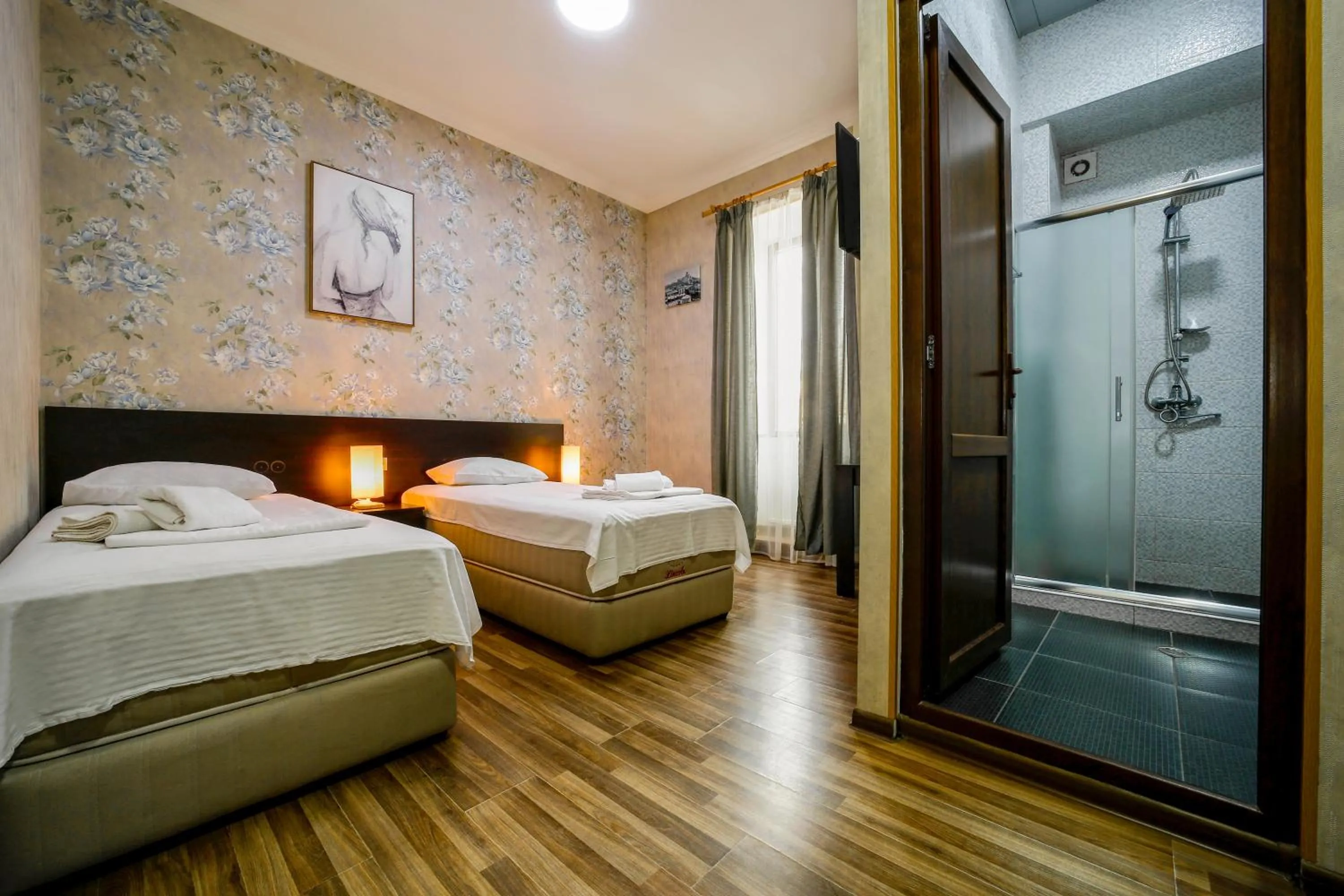 Shower, Bed in Hotel Guri