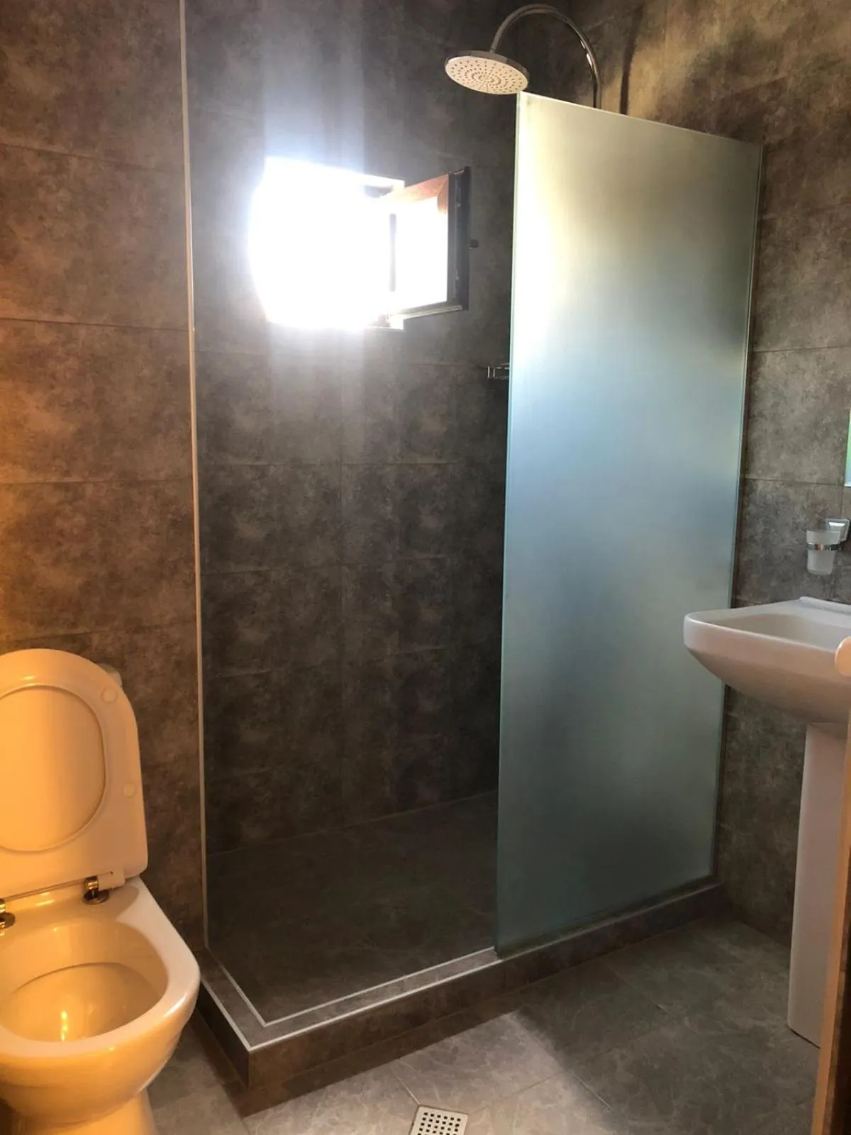 Shower in Hotel Guri